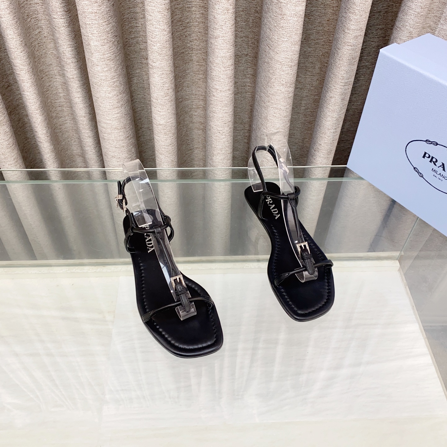 NO:630774,Comes with airplane case. 25ss summer new Prada minimalist flat sandals, flip-flops, flat buckle flip-flops, minimalist yet fashionable, versatile and casual!  Casual flip-flops are the same style as those of Internet celebrities. Versatile sandals are a simple item worth buying in spring and summer. Simple style but with high-end aura, slippers are essential for daily vacations. You can bring your own aura with any combination. Lambskin upper, sheepskin lining, Italian genuine leather outsole, size 35-39 (40.41 custom-made, non-refundable), sandals, prada, prada, sandals, slippers, sheepskin, Leather  soles19860909配飞机盒 25ss夏季新款Prada普拉达极简一字带平底凉鞋夹趾人字拖鞋平底带扣夹脚拖鞋 极简风又带时髦 上脚百搭随性！ 休闲夹趾网红同款 百搭凉鞋春夏值得入手的简约单品 简单的风格却自带高级气场的拖鞋 日常度假都是必不可少 随便搭配一下都可以自带气场出现 鞋面小羊皮 内里垫脚羊皮 鞋底意大利真皮大底 码数35-39（40.41定做不退换）,凉鞋,prada,prada,sandals,slippers,sheepskin,Leather soles,Women's Shoes