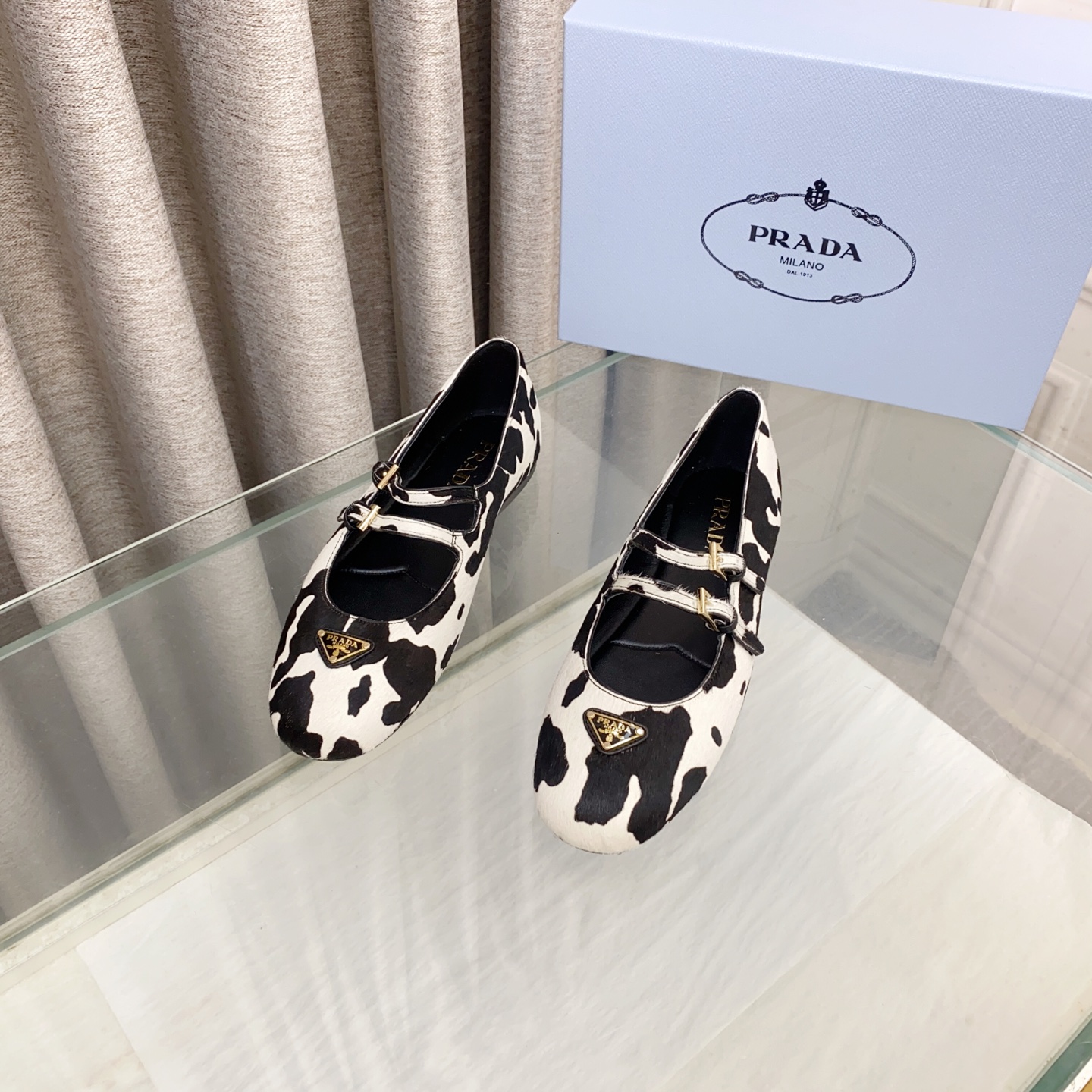 NO:630771,25Ss new early spring Prada Prada Nappa sheepskin ballet flats Mary Jane ballet flats These Nappa sheepskin ballet flats show elegant charm with a tapered silhouette. Featuring a round toe design, classic lines with elegant details, decorated with an enameled triangle metal logo. The upper is decorated with ribbons and engraved logo metal buckles. Enameled triangle metal logo 5mm integrated sole, decorated with heat-pressed logo Upper Nappa sheepskin/original wrinkled patent leather  Sheepskin lining, high heels, original rubber soles, size 35-39 (40 customized, non-returnable), ballet shoes, prada, prada, mary jane, flats, sheepskin1986090925Ss早春新款Prada普拉达Nappa羊皮芭蕾平底鞋玛丽珍芭蕾舞平底单鞋 这款Nappa羊皮革芭蕾平底鞋以锥形轮廓展现出优雅魅力.采用圆头设计,经典线条搭配雅致细节,饰有涂珐琅三角形金属徽标. 鞋面点缀饰带与雕刻徽标金属搭扣 涂珐琅三角形金属徽标 5毫米一体式鞋底,饰有热压徽标 鞋面Nappa羊皮/原版皱漆皮 内里羊皮内里 跟高平底 鞋底原版橡胶鞋底 码数35-39（40定制不退换）,芭蕾舞鞋,prada,prada,mary jane,flats,sheepskin,Women's Shoes