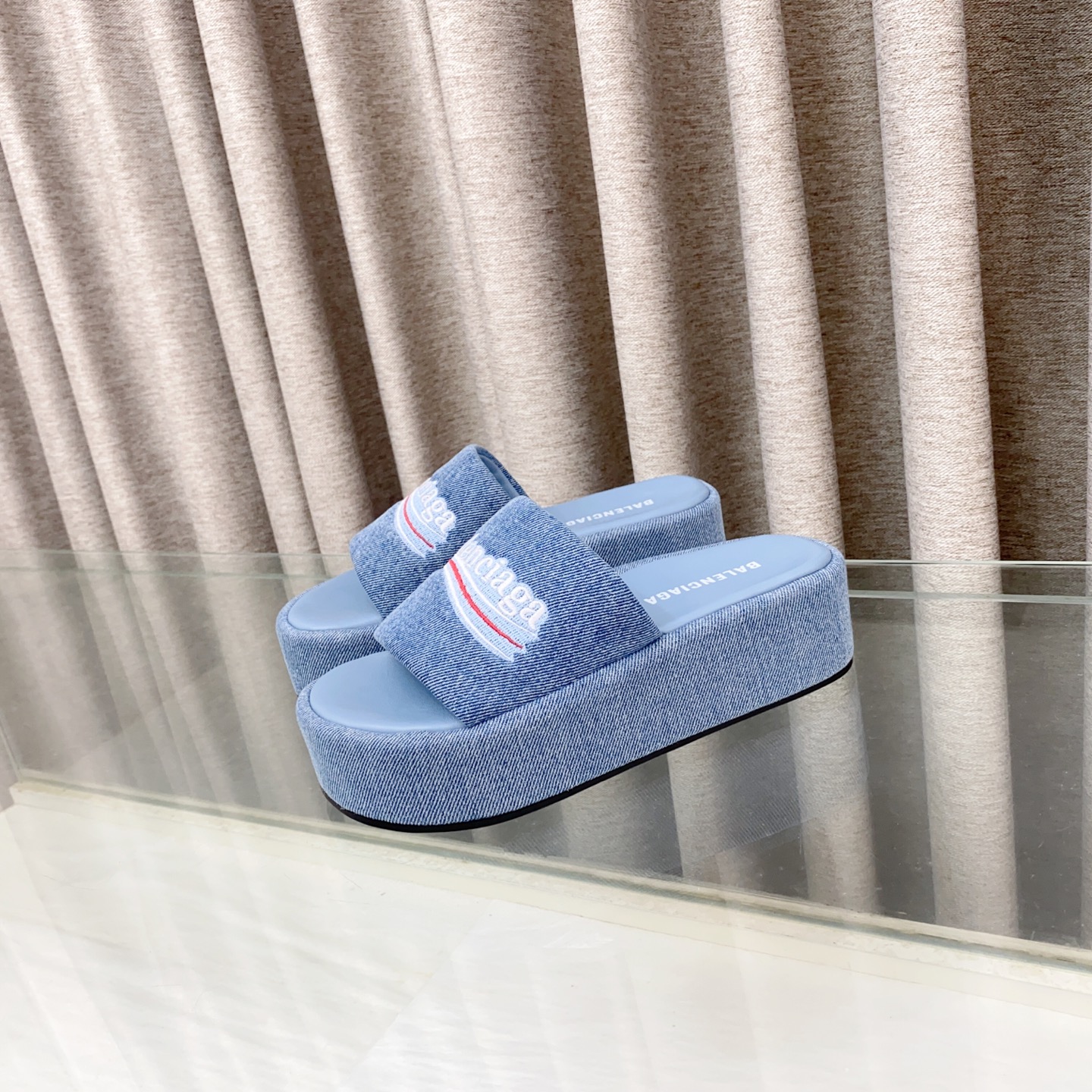 NO:414177,Balenciaga thick-soled cowhide electric embroidery flip-flops, upper cowhide with Lele embroidery/double B hardware decoration, outsoled genuine leather edge height 5cm/embroidery logo full of high-end feeling, original natural rubber non-slip wear-resistant bottom. Packaging: Original packaging with reinforced aircraft box packaging!  Size 35-39 (40 41 42 customized), slippers, balenciaga, balenciaga, slippers, cowhide19860909Balenciaga 巴黎世家 厚底牛皮电绣一字拖 鞋面牛皮搭配乐乐刺绣/双B五金装饰 大底真皮包边高度5cm/刺绣logo高级感满满 原版天然橡胶防滑耐磨底. 包装:原包装配加固飞机盒包装！ 码数35-39(40 41 42定做 ),拖鞋,balenciaga,balenciaga,slippers,cowhide,Women's Shoes