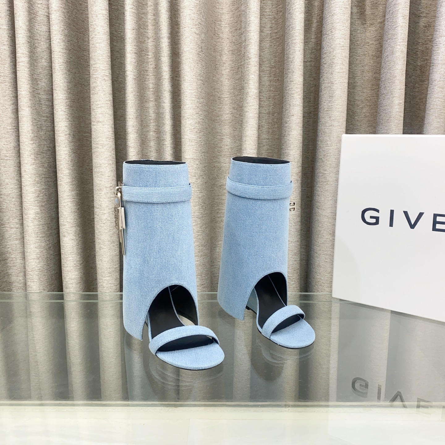 NO:546909,Top version (customized) GIVENCHY Givenchy new fashionable short boots shiny leather boots Original 1:1 development, leather straps on the legs, leather zipper heads on the inside, metal buckles, silver and gold finishes on the sides are decorated with asymmetrical 4G LOGO metal padlocks, almond toe, cladding wedge 9cm fabric denim, lining sheepskin Size 35~42, boots, given, given, given, boots, sheepskin19860909顶级版本（定做款） GIVENCHY纪梵希新款时尚短靴亮泽皮革靴 原版1:1开发,腿部饰有皮革束带,内侧配有皮革拉链头,搭配金属扣,侧面饰有银色和金色饰面不对称4G LOGO金属挂锁,杏仁形鞋头,包覆式坡跟9cm 面料牛仔布,衬里羊皮革 码数35～42,靴子,givenchy,givenchy,boots,sheepskin,Women's Shoes