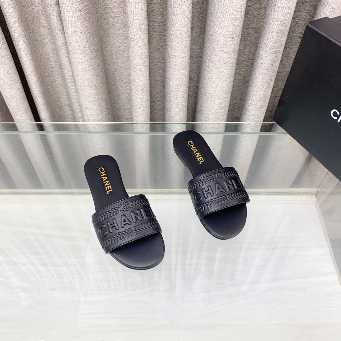 NO:414182,25c summer new Chanel Xiaoxiang, letters electric embroidered flat-soled flip-flops, the atmosphere that should be in summer, a list of essential items for flip-flops!  Whoever wears the versatile style is beautiful, the most dazzling summer!  The latest electric embroidered letters, super perfect details, will never let down your expectations!  Upper lambskin inner foot pad sheepskin high heel sole Italian leather outsole size 35-39 (40,41 custom made without return), slippers, chanel, slippers, sheepskin, Leather soles1986090925c夏季新款Chanel小香 字母电绣平底一字拖鞋 夏天该有的气息 一字拖必备单品清单！ 百搭款谁穿谁美,夏日最耀眼！ 最新电绣字母 超完美的细节 绝不辜负你们的期待！ 鞋面小羊皮 内里垫脚羊皮 跟高平底 鞋底意大利真皮大底 码数35-39（40,41定做不退换）,拖鞋,chanel,slippers,sheepskin,Leather soles,Women's Shoes