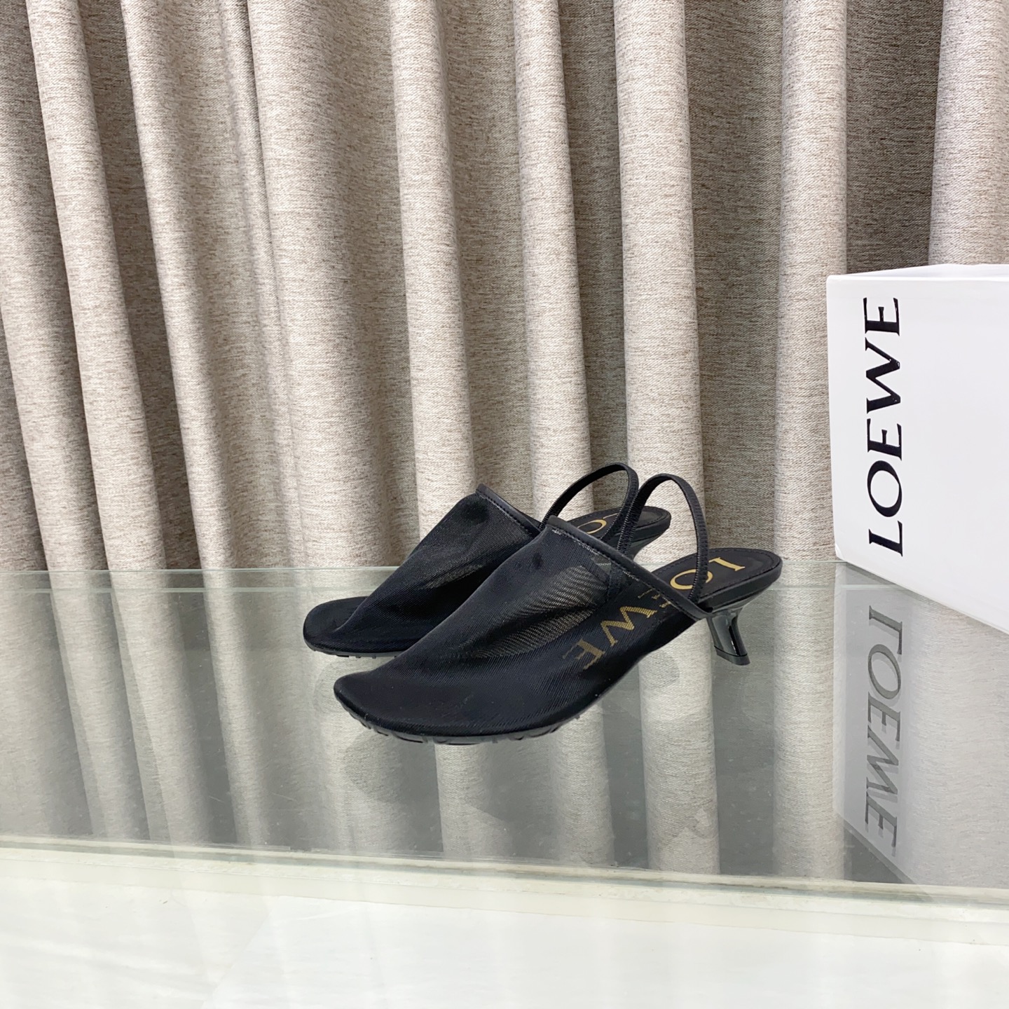 NO:414174,2025 [Celebration][Celebration] Latest Loewe LOEWE [Fireworks][Fireworks] SS summer limited ice silk screen slippers, real air-conditioned shoes, plus a looming beauty, it’s really beautiful to wear!  !  !  Highly recommended, super lazy fashion drag, three ways to wear, same style as celebrity bloggers!  Fabric imported ice wire mesh Lining: imported sheepskin Heel height: 4.5cm Large sole: original beef tendon wear-resistant base Digital: 35-40 (customized for 40), semi-torch, loewe, loewe, slippers, sheepskin198609092025[庆祝][庆祝]最新罗意威LOEWE [烟花][烟花]SS夏季限定冰丝网拖鞋,真正空调鞋,加若隐若现的美感,上脚真的太美了！！！强烈推荐,超级懒人时装拖,三种穿法,明星博主同款！ 面料进口冰丝网 里料:进口羊皮 跟高:4.5cm 大底:原版牛筋耐磨底 数码:35-40（40定做）,半拖,loewe,loewe,slippers,sheepskin,Women's Shoes