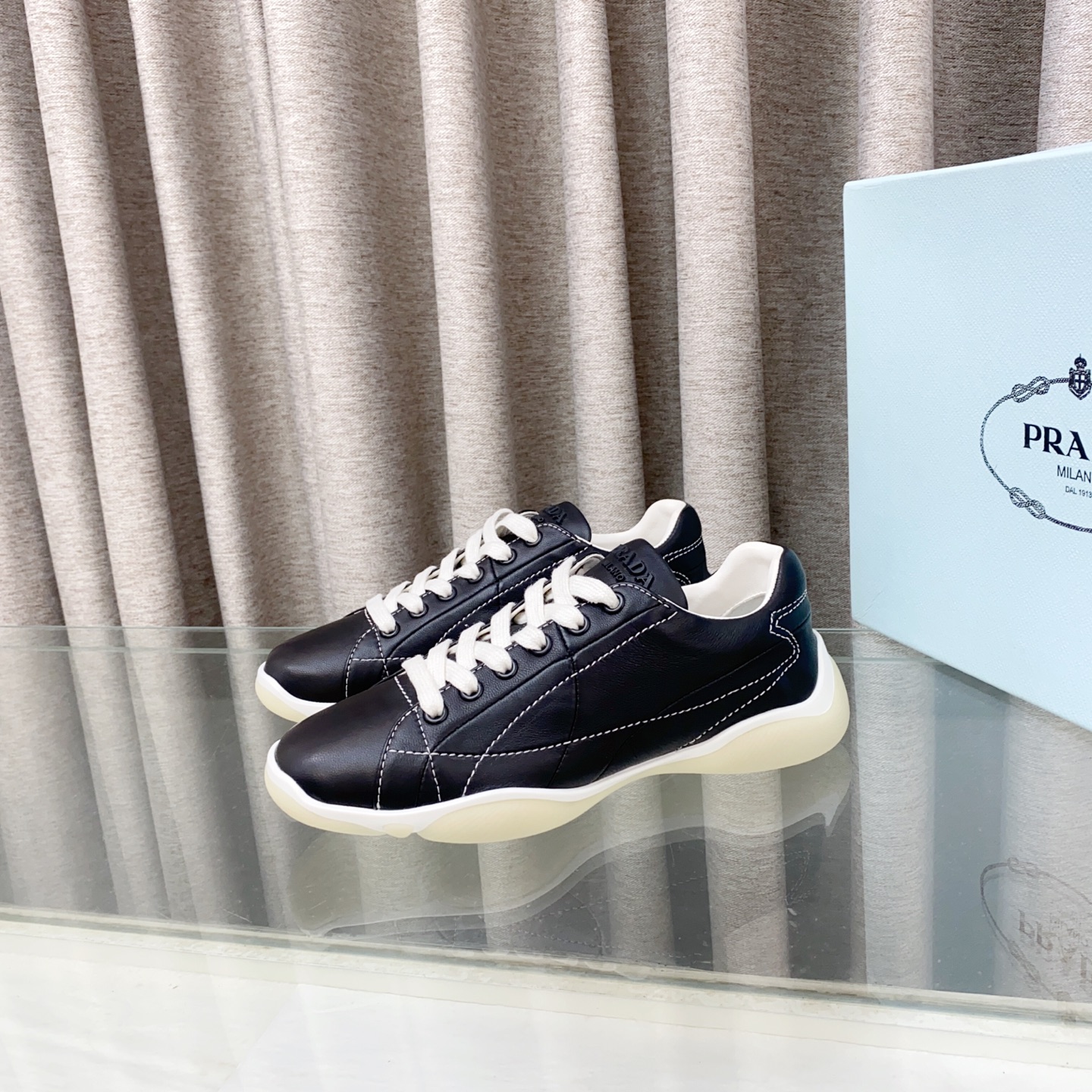 NO:414136,The popular Prada spring and summer casual German training shoes are simply the ceiling of the retro white shoes industry. When I first saw it, I was deeply attracted. The classic German training shoes shape combines Prada's unique fashion concepts, perfectly combining retro and modernity. The clean white upper seems to have a cool and high-end feeling, which looks great when paired with any clothes. And, its material is even more amazing. The high-quality leather has a soft and delicate touch, which is not only comfortable to wear, but also very durable. Walking on the street, you can feel its texture and charm at every step. The details of this pair of shoes are also handled quite well. The lines of the shoe body are simple and smooth, and the brand's iconic elements are low-key and luxurious. Believe me, if you buy it, you will be the trendsetter in the fashion industry  Size35-40 size (40 custom made without return), casual shoes/sports shoes, prada, prada, sneakers19860909被夸爆的Prada普拉达春夏休闲款德训鞋 简直是复古小白鞋界的天花板 当我第一眼看到它,就被深深吸引.经典的德训鞋型,融合了Prada独特的时尚理念,将复古与现代完美结合.那干净的白色鞋面,仿佛自带一种清冷的高级感,随便搭配什么衣服都超好看. 而且哦,它的材质更是绝绝子.优质的皮革,触感柔软细腻,穿着不仅舒适,还十分耐穿.走在街头,每一步都能感受到它的质感与魅力. 这双鞋的细节之处也处理得相当到位.鞋身的线条简洁流畅,品牌标志性的元素低调又不失奢华. 相信我,入手它,你就是时尚界的弄潮儿 Size35-40码(40定做不退换),休闲鞋/运动鞋,prada,prada,sneakers,Women's Shoes