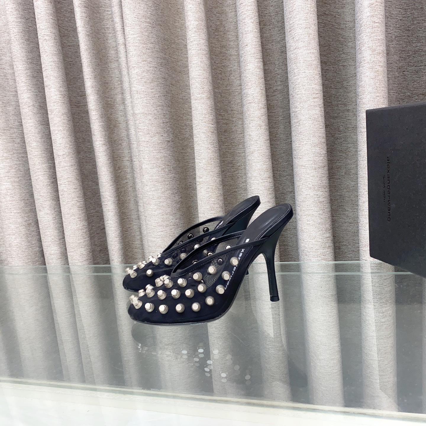 NO:464015,King New style!  Alexander Wang high heels for women, luxury products for women, Alexande* Wang original 1:1 material, concave and convex and massage insoles with glue, logo, excellent match with the most trendy round head + high elastic injection molding material queen!  The comfort is so good, the beauty is really beautiful, the position just can reveal the seams of the feet, it is really sexy~ the letter logo design is very special!  , The original leather is easy to control!  Imported ice silk mesh (black, apricot color.) two colors of upper inner lining: imported sheepskin footbed imported sheepskin heel height 10cm sole original Italian imported dyed leather outsole size 35-39 (34.40.41.42.43. Custom made), high heels, alexander wang, high heels, sheepskin, Leather soles19860909大王 新款！Alexander Wang亚历山大王高跟鞋女士奢侈品Alexande* Wang原版1:1的材料 凹凸感带按摩的鞋垫配上注胶 Logo 搭配最潮圆头+高弹注塑材质女王的绝佳搭配！舒服感爆棚,美是真的美,位置刚好可以露脚缝, 真的很sexy～字母logo设计很特别！,原厂皮料很好驾驭！ 鞋面进口冰丝网（黑色.杏色.）两个色 内里:进口羊皮 垫脚进口羊皮 跟高10cm 鞋底原版意大利进口透染真皮大底 码数35-39（34.40.41.42.43.可定做）,高跟鞋,alexander wang,high heels,sheepskin,Leather soles,Women's Shoes