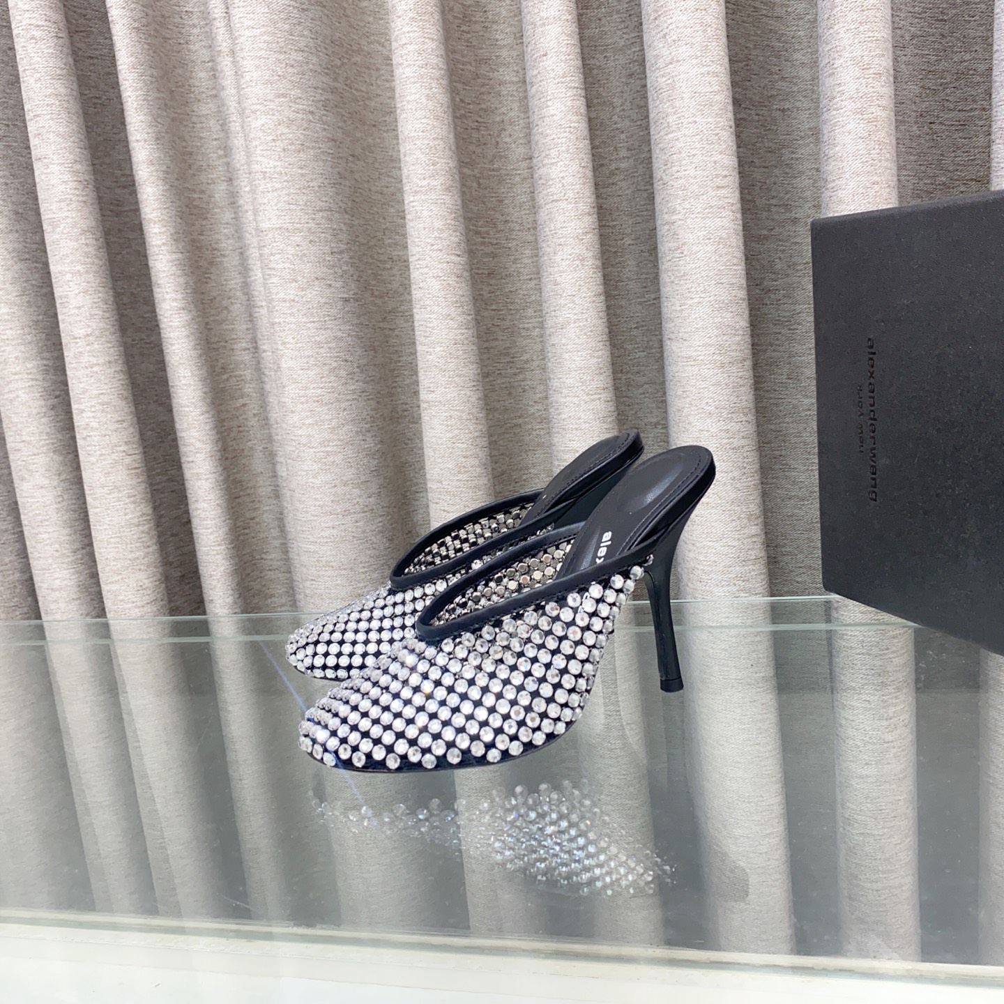 NO:463965,King New style!  Alexander Wang high heels for women, luxury products for women, Alexande* Wang original 1:1 material, concave and convex and massage insoles with glue, logo, excellent match with the most trendy round head + high elastic injection molding material queen!  The comfort is so good, the beauty is really beautiful, the position just can reveal the seams of the feet, it is really sexy~ the letter logo design is very special!  , The original leather is easy to control!  Three colors of upper ice wire mesh + imported rhinestones (gun color, white, apricot color) imported sheepskin footrest, heel height 10cm, original Italian imported perm leather outsole, size 35-39 (34.40.41.42.43. Custom made), high heels, alexander wang, high heels, sheepskin, Leather soles19860909大王 新款！Alexander Wang亚历山大王高跟鞋女士奢侈品Alexande* Wang原版1:1的材料 凹凸感带按摩的鞋垫配上注胶 Logo 搭配最潮圆头+高弹注塑材质女王的绝佳搭配！舒服感爆棚,美是真的美,位置刚好可以露脚缝, 真的很sexy～字母logo设计很特别！,原厂皮料很好驾驭！ 鞋面冰丝网+进口水钻（枪色.白色.杏色）三个色 垫脚进口羊皮 跟高10cm 鞋底原版意大利进口透染真皮大底 码数35-39（34.40.41.42.43.可定做）,高跟鞋,alexander wang,high heels,sheepskin,Leather soles,Women's Shoes