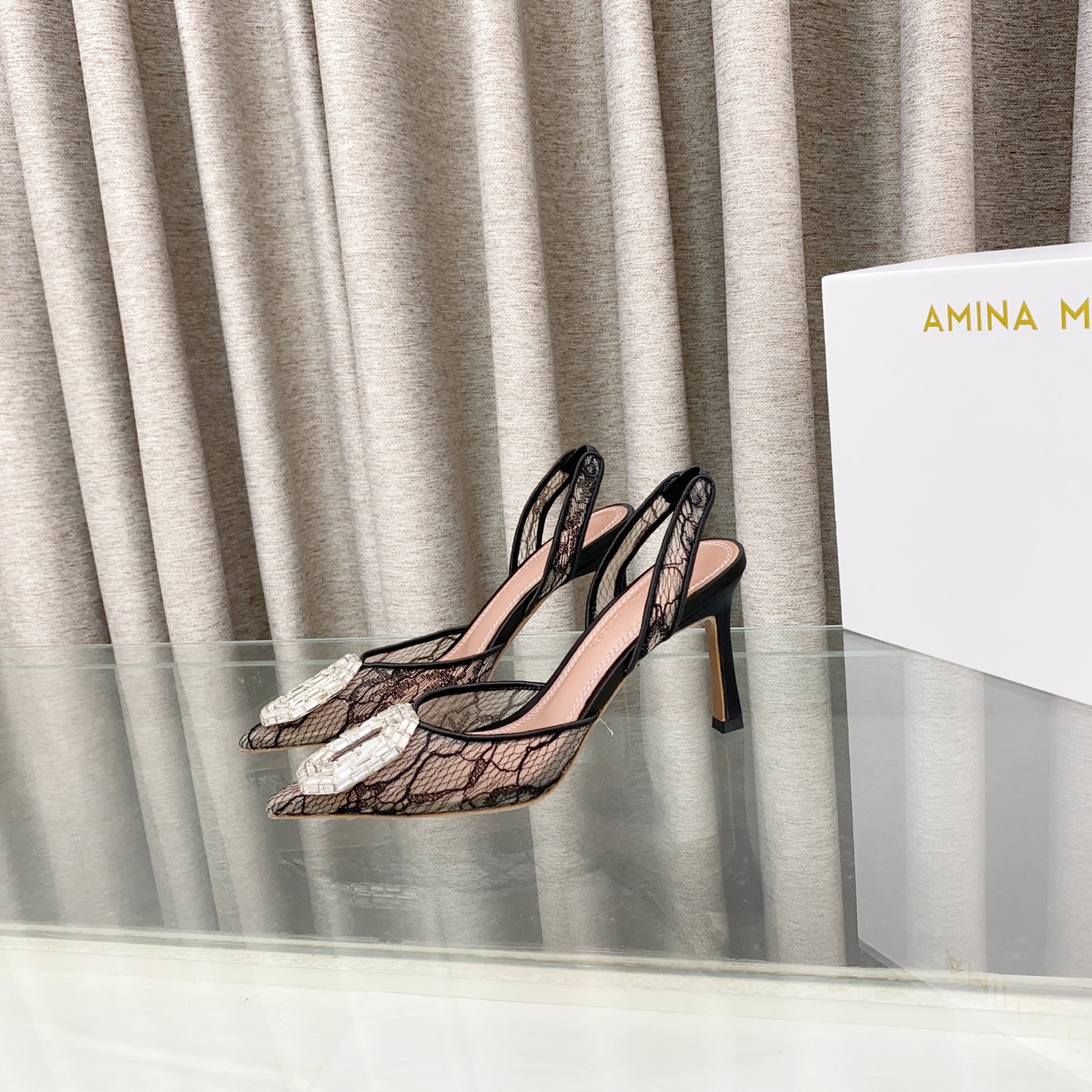 NO:478643,Summer sandals Amina Muaddi brand Italian high-profile designer Spring and summer new style, wine glass heel lace high heels, compass rhinestones, original custom breathable pure lace material, imported lambskin footbed. 3 types of buckles, sun buckles, leaf buckles, square buckles, imported leather outsoles, injection molding, non-slip heels, 8.5 cm color black, white, nude size35-39 (custom 34 40 41 42), high heels, sandals, high heels, sheepskin, Leather soles19860909夏季凉鞋Amina Muaddi品牌 意大利备受瞩目的设计师 设计的春夏新款,酒杯跟蕾丝高跟鞋 罗盘水钻 原版定制透气纯欲蕾丝材料,进口小羊皮垫脚 . 3种饰扣 太阳扣 树叶扣 方扣 意大利进口真皮大底 带注塑防滑 跟高8.5厘米 颜色黑色 白色 裸色 size35-39 (定制34 40 41 42）,高跟鞋,sandals,high heels,sheepskin,Leather soles,Women's Shoes