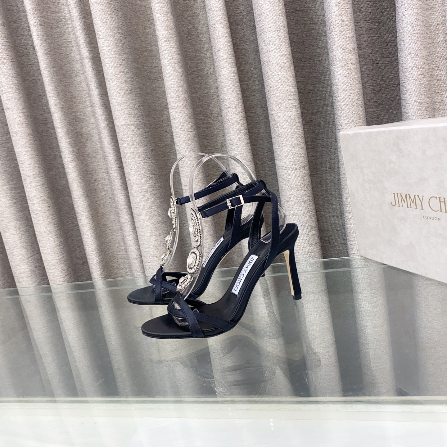 NO:463981,2025 JimmyChoo Zhou Yangjie's ingot string sandals Swarovski crystal diamond bling bling drip.. This series is designed for extraordinary and successful lambs, creating a unique overall effect. Jimmy Choo designs products that inspire women to move forward to show their charm. Fabric: silk 2 inner lining imported lambskin is super soft and delicate 3 soles imported from Italian original color cowhide soles 4 sizes 35-39 (34 40 41 42 customized) 5 heels height 8.5cm, high heels, jimmy choo, swarovski, sandals, high heels, cowhide, sheepskin, real silk198609092025JimmyChoo 周仰杰元宝串一字带凉鞋 施华洛世奇水晶钻 bling bling滴..  该系列专为超凡绝伦、成功的女士而设计,从而打造出别致的整体效果,Jimmy Choo 设计出激发女性一往无前的产品彰显魅力 面料: 真丝 2内里 进口意制小羊皮超级柔软细腻  3大底 进口意大利原色牛皮底4码数 35一39(34 40 41 42定制) 5跟高8.5cm,高跟鞋,jimmy choo,swarovski,sandals,high heels,cowhide,sheepskin,real silk,Women's Shoes