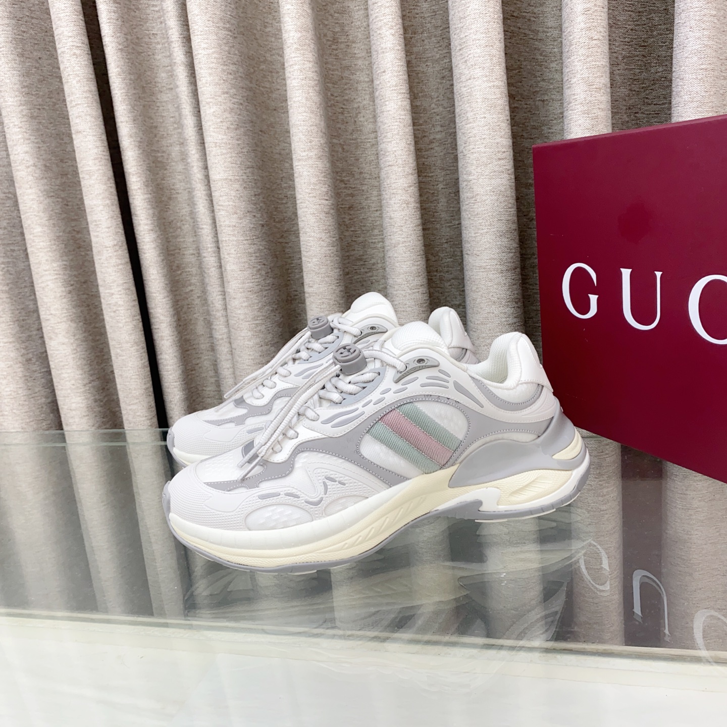NO:414121,Women's top version Gucci 2.0 Gucci 2 generation sneakers Couple style Retro casual shoes Running shoes Original purchase and development Pure original 11 This Gucci 2.0 sneakers are renovated to interpret the brand's iconic striped webbing elements. This sneaker is renovated to interpret the brand's iconic details, using EVA thick sole, paired with a flexible silhouette, bringing a steady and comfortable wearing experience. Original imported cowhide technology fabric GG reflective piping, inner original imported breathable mesh, original sole, ultra-light foaming EVA rubber, lace-up interlocking double G laces, the sole is about 5CM thick, Size: Women's 35-40 / Men's 38-45 (Female 40 41 Men's 38.45 customized, non-return and exchange), dad shoes, gucci, gucci, sneakers, cowhide19860909女 男顶级版 Gucci古驰 2.0 古驰2代运动鞋 情侣款 复古 休闲鞋 跑鞋 专柜原版购入开发 纯原11 这款Gucci 2.0运动鞋焕新演绎品牌标志性条纹织带元素.这款运动鞋焕新诠释标志性细节,采用EVA厚鞋底,搭配灵动廓形,带来稳步舒适穿着体验 面料原版进口牛皮科技面料GG反光滚边 内里原版进口透气网里 鞋底原版开模超轻发泡EVA橡胶 系带互扣式双G鞋带 底厚约5CM Size: 女款35-40 / 男款38-45（女40 41 男38.45定做不退换）,老爹鞋,gucci,gucci,sneakers,cowhide,Women's Shoes