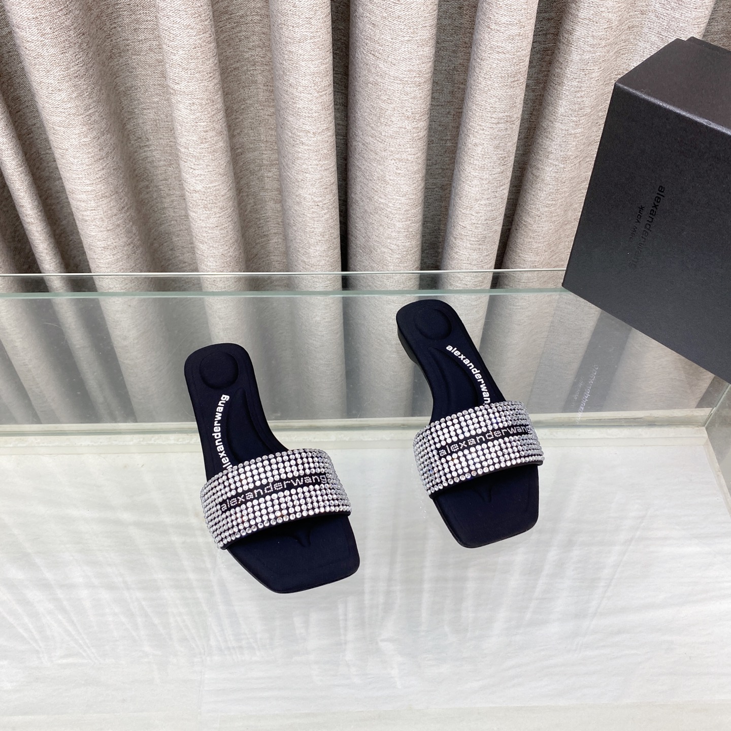 NO:594036,King new style!  Alexander Wang high-heeled shoes for women are luxury goods. They are made from the original 1:1 material of Alexander Wang. They are a must-have for lazy people and are a must-have for leisure!  The concave and convex massaging insole is equipped with a rubber-injected logo. It is a perfect match for the most fashionable square toe + high-elastic injection molding material!  The comfort is overwhelming, the beauty is really beautiful, the position is just right to expose the seams of the feet, tens of thousands of diamonds are stepped on under the feet, and the letter logo is all made of pieces!  Full of luxury, 1:1 materials are easy to control!  The upper is imported silk (black, blue, pink), the foot pad is imported silk, the heel height is 1.cm, the sole is original Italian imported through-dyed leather outsole, size 35-39 (34.40.41.42.43 customized), slippers, alexander wang, high heels, slippers, Leather soles19860909大王 新款！Alexander Wang亚历山大王高跟鞋女士奢侈品Alexande* Wang原版1:1的材料,懒人拖,休闲必选！ 凹凸感带按摩的鞋垫配上注胶 Logo 搭配最潮方头+高弹注塑材质女王的绝佳搭配！舒服感爆棚,美是真的美,位置刚好可以露脚缝, 万颗钻石踩在脚下,字母logo全部都是由拼组而成！满满的奢华感,1:1材料很好驾驭！ 鞋面进口丝绸（黑色,蓝色,粉色）, 垫脚进口丝绸 跟高1.cm 鞋底原版意大利进口透染真皮大底 码数35-39（34.40.41.42.43定做）,拖鞋,alexander wang,high heels,slippers,Leather soles,Women's Shoes