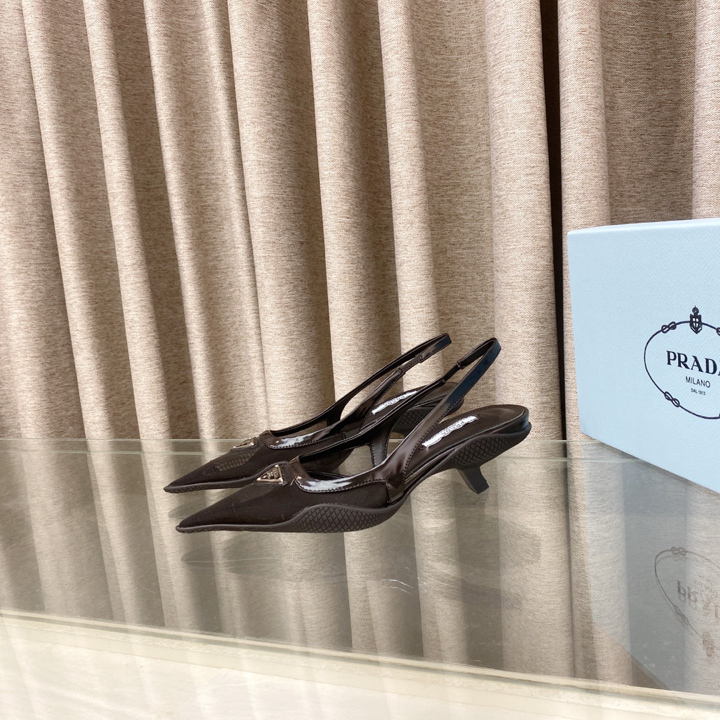 NO:463992,Prada Summer New Style – Mesh Fabric Rear Tape High Heels This high heels are made of new materials, and the mesh upper is breathable and looming, reshaping the classic design with details, exuding contemporary charm. It presents conical lines and is decorated with the iconic triangular logo. The inner and footbeds are made of sheepskin, soft and comfortable Size34-41 size (34.40.41 custom-made non-return and exchange), high heels, prada, high heels, sheepskin19860909Prada夏季新款––网眼织物后饰带尖头高跟鞋 这款高跟鞋采用全新材质,网眼鞋面透气又若隐若现的呈现,与细节重塑经典设计,散发当代魅力.呈现锥形线条,饰有标志性的三角形徽标.内里与垫脚采用羊皮,柔软舒适 Size34-41码(34.40.41定做不退换),高跟鞋,prada,high heels,sheepskin,Women's Shoes