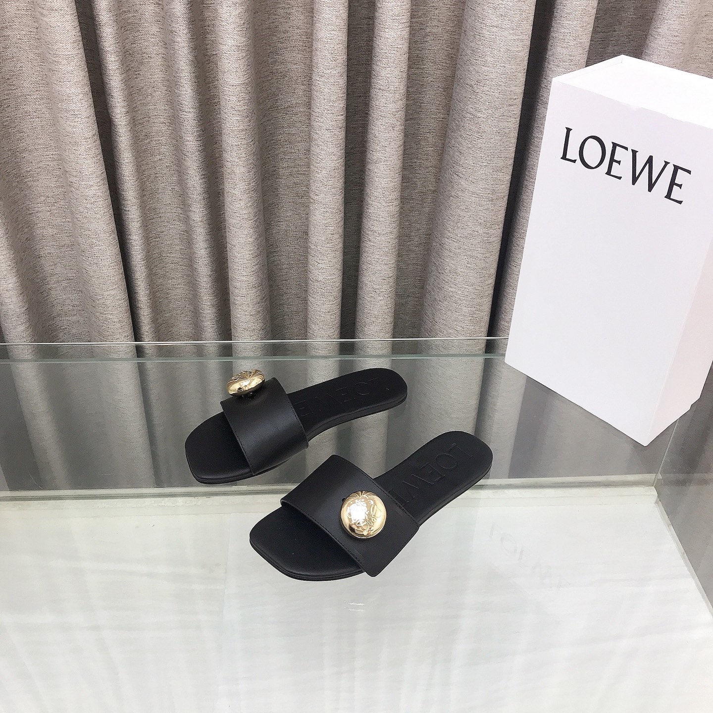 NO:594034,The latest LOEWE summer limited slippers, with unique gold-plated buckles and laser-engraved logo on the buckles!  It’s really beautiful on your feet!  !  !  Super lazy mop, the same style worn by celebrity bloggers!  Fabric imported calfskin, lining imported sheepskin, outsole genuine leather injection dyed bottom, digital 35-43 (40 41 42 43 customized), slippers, loewe, loewe, slippers, cowhide, sheepskin, gold plating19860909最新罗意威LOEWE 夏季限定拖鞋,标致性的镀金扣,扣子上面激光雕刻的 Logo！上脚真的太美了！！！超级懒人拖,明星博主同款！ 面料进口小牛皮 里料进口羊皮 大底真皮注塑透染底 数码35-43（40 41 42 43定做）,拖鞋,loewe,loewe,slippers,cowhide,sheepskin,gold plating,Women's Shoes