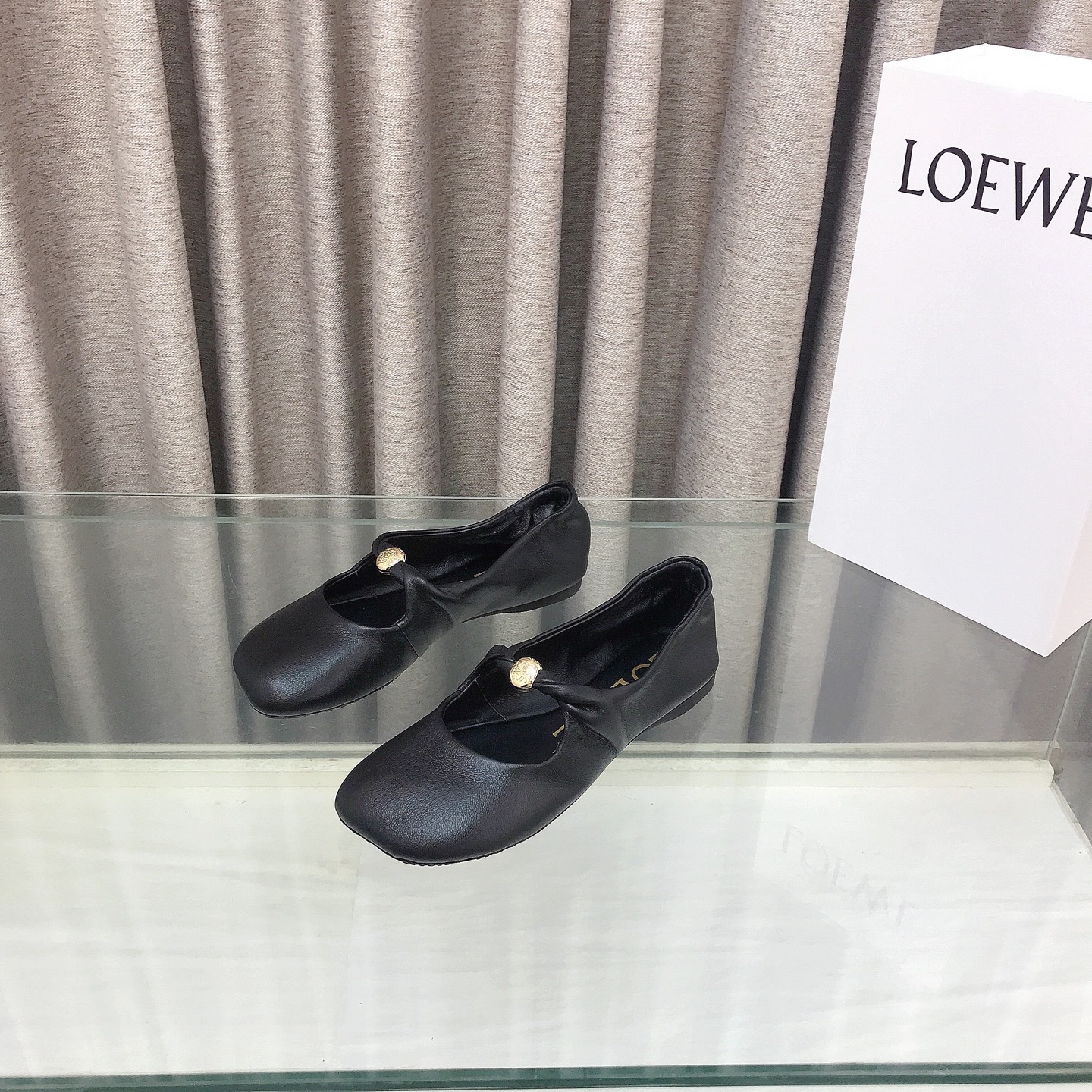 NO:592412,The latest 2025 LOEWE summer limited edition ballet shoes, with the hottest colors in spring and summer, real casual fashion flat dancing shoes, with a looming beauty, made of fetal lambskin, the leather surface feels like a baby's skin when touching it, as if it is not wearing anything, super light, super soft, super comfortable, really beautiful on the feet!  !  !  Highly recommended, super lazy casual shoes, same style as celebrity bloggers!  Fabric imported lambskin (black, white, yellow, khaki, burgundy) in five colors Lining imported lambskin Heel height 1cm Outsole Original beef tendon wear-resistant sole Digital 35-40 (40 customized), ballet shoes, loewe, loewe, sheepskin198609092025最新罗意威LOEWE 夏季限量版的芭蕾舞鞋,搭配春夏最火的色调,真正的休闲时尚平底跳舞鞋,加若隐若现的美感,采用胎小羊皮,触碰皮面就像婴儿的皮肤一样的感觉,就像没穿一样感觉,超轻 超软 超舒服,上脚真的美极了！！！强烈推荐,超级懒人休闲鞋,明星博主同款！ 面料进口小羊皮（黑,白,黄,卡其,酒红,）五个色 里料进口小羊皮 跟高1cm 大底原版牛筋耐磨底 数码35-40（40定做）,芭蕾舞鞋,loewe,loewe,sheepskin,Women's Shoes