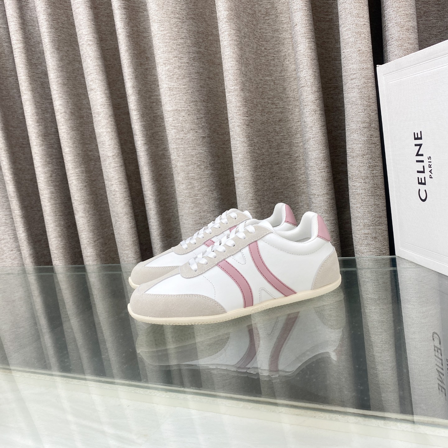 NO:578404,CELINE Celine 25ss new moral training shoes, a pair full of street feel. The latest big C design is very good. This shoe has its own unique design. The leather upper is very easy to take care of. The LOGO on the side and heel makes it simple and not out of place. A perfect pair of white shoes. The upper is imported suede. The lining is breathable mesh lining. The outsole is original TPU foam outsole. Size: 35-41 (40)  41 Customized (no return or exchange), casual shoes/sports shoes, celine, sneakers, chamois leather19860909CELINE塞琳 25ss新款 德训鞋 充满街头感的一双 最新大C设计非常赞 这款鞋有它自己独特的设计 皮革鞋面非常好打理 侧面与后跟的LOGO让他简单又不失调性 完美的一双小白鞋 鞋面进口麂皮 内里透气网纱内里 大底原版TPU发泡大底 码数35-41（40 41定做不退换）,休闲鞋/运动鞋,celine,sneakers,chamois leather,Women's Shoes