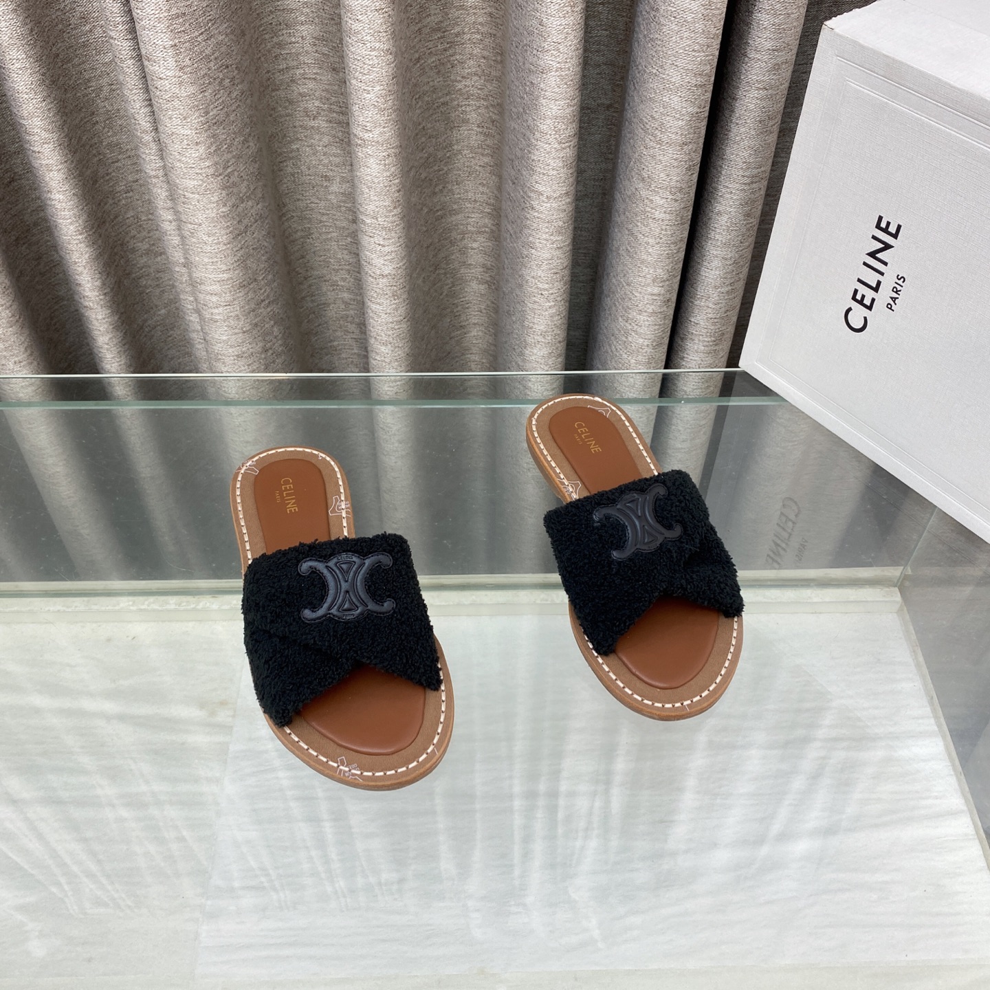 NO:578402,CELINE Celine 25ss new spring and summer slippers, Arc de Triomphe British style flat bottom micro label slippers, simple and fashionable, timeless and timeless, a classic that will never fade away in the fashion circle, retro British style, let you wear a different temperament, original imported wool fabric, cowhide lining, outsole, original raw rubber outsole, size 35-42 (customized 40 41 42), slippers, celine, slippers, cowhide19860909CELINE塞琳 25ss 春夏新款拖鞋 凯旋门英伦风平底微标拖鞋 简约大气时髦 耐看不过时 是时尚圈永不退潮的经典所在,复古的英伦风格,让你穿出不一样的气质 面料原版进口羊毛 内里牛皮内里 大底原版生胶大底 码数35-42（40 41 42订做）,拖鞋,celine,slippers,cowhide,Women's Shoes