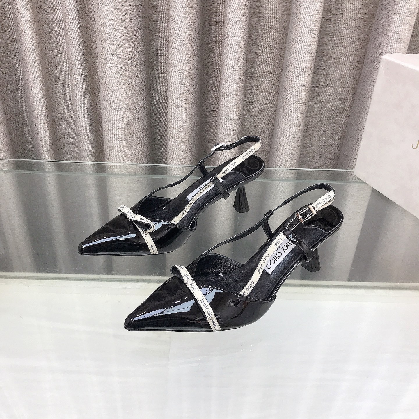 NO:464010,Jimmychoo2025 ice cream blue, creamy yellow, temperament black, big collection!  The webbing cat heels are here, paired with a logo bow, which is gentle and elegant, and has the freshness of summer!  The 7-centimeter wine glass and a steady temperament are here. You are not tired from your feet all day. It is the best workplace catwalk style!  Three colors: cream yellow, ice cream blue, confusing black Size: 34-43 (34 40 41 42 43 Custom made without return or exchange) Inside: Imported lambskin!  Outsole: Imported Italian original color outsole!  Heel height: 7 cm, high heels, jimmy choo, high heels, sheepskin19860909Jimmychoo2025冰淇淋蓝,奶油黄 ,气质黑,大集合！织带猫跟鞋来啦,搭配logo蝴蝶结,既温柔大气,又有夏天的清新！7厘米的酒杯跟稳稳的气质来啦,全天上脚不累,是职场走秀款的极品！ 三个颜色:奶黄 冰淇淋蓝 迷惑黑 尺码:34-43（34 40 41 42 43定做不退不换） 内里:进口意制小羊皮！ 大底:进口意大利原色大底！ 跟高:7厘米,高跟鞋,jimmy choo,high heels,sheepskin,Women's Shoes