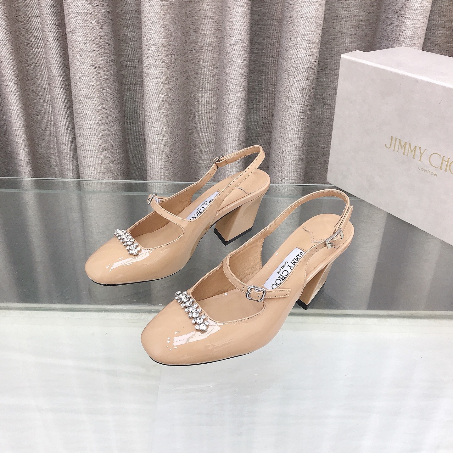 NO:464020,JimmyChoo's new BELINDA SLING BACK, burgundy cherry color shows white Mary's shoe shape, small thick heel design perfectly stretches the leg lines!  Matched with a small skirt, chaezing, patent leather upper, inner sheepskin, heel height 7cm, Italian leather outsole, size 35-39 (34 40 41 42 custom made, no return or exchange), high heels, jimmy choo, mary jane, high heels, skirts, sheepskin, Leather soles19860909JimmyChoo新款BELINDA SLING BACK ,酒红车厘子色显白玛丽珍鞋型,小粗跟设计完美拉伸腿部线条！搭配小裙子,财阀千金范 鞋面车厘子漆皮 内里羊皮 跟高7cm 鞋底意大利真皮大底 码数35-39（34 40 41 42定做不退换）,高跟鞋,jimmy choo,mary jane,high heels,skirts,sheepskin,Leather soles,Women's Shoes