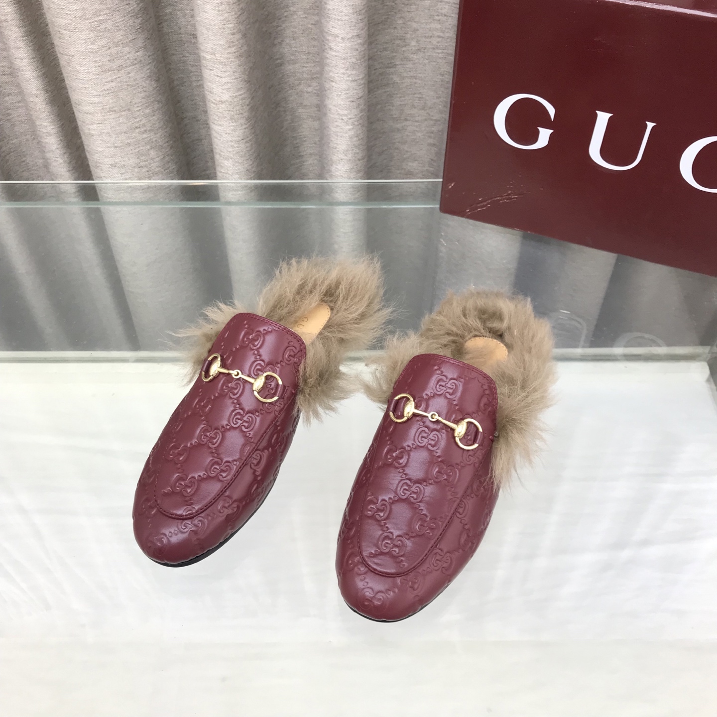 NO:578399,New colors for early autumn Gucci Princetown classic wool slippers series latest version Double G suede mules horsebit flat half slippers Tuscan wool slippers As an outstanding representative of design heritage, the new series of loafers decorated with horsebits vividly highlight the classic elegance. This shoe is made of the brand's iconic letters G G interlaced pattern embossed leather, making it a timeless classic. This shoe is made of soft material and has a refined and smooth gallery shape, highlighting everyday elegance!  Customized double G suede/cowhide upper, Tuscan wool lining, Italian genuine leather outsole, size 35-39 (34.40.41.42 customized, non-returnable), semi-smooth fur shoes, gucci, gucci, loafers, slippers, cowhide, Leather soles19860909早秋新配色Gucci 古驰Princetown经典款羊毛拖鞋系列最新版面双G绒面穆勒鞋马衔扣平底半拖鞋托斯卡纳毛拖鞋 作为设计传承的杰出代表,新系列饰马衔扣乐福鞋,生动彰显经典优雅格调.这款鞋履采用品牌标志性字母G G交织图案压纹皮,成就隽永经典.这款鞋履材质柔软,廊形精致流畅,彰显日常优雅风范！ 鞋面定制双G绒面/牛皮 内里垫脚托斯卡纳羊毛 鞋底意大利真皮大底 码数35-39（34.40.41.42定做不退换）,半拖毛毛鞋,gucci,gucci,loafers,slippers,cowhide,Leather soles,Women's Shoes
