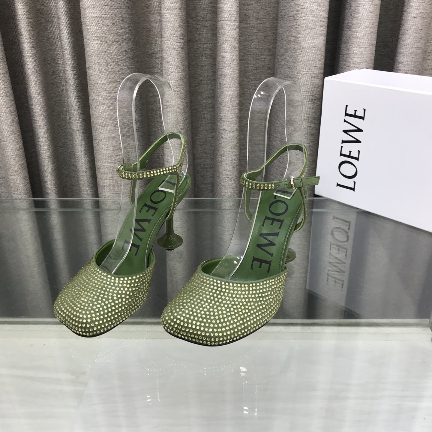 NO:578435,Leather surface, the latest LOEWE [Fireworks][Fireworks] SS summer limited edition sandals, with the hottest colors in spring and summer, real boutique fashion shoes, with looming beauty, made of fine imported calfskin, touching the leather surface feels like baby's skin, as if you are not wearing anything, super light, super soft, super comfortable, really beautiful on your feet!  !  !  Highly recommended, super fashionable and the most dazzling in Paris, same style as celebrity bloggers!  Fabric: Imported calfskin (black, white, yellow, burgundy) four colors, diamond surface (black, blue, green) three colors Lining: imported sheepskin Heel height: 6cm, 10cm, outsole: original leather outsole Number: 35-39 (34.40.41.42.43. Can be customized), high-heeled sandals, loewe, loewe, sandals, high  heels,cowhide,sheepskin,Leather soles19860909皮面钻面 最新罗意威LOEWE [烟花][烟花]SS夏季限量版的凉鞋,搭配春夏最火的色调,真正的精品时尚鞋,加若隐若现的美感,采用细腻进口的小牛皮,触碰皮面就像婴儿的皮肤一样的感觉,就像没穿一样感觉,超轻 超软 超舒服,上脚真的美极了！！！强烈推荐,超级时尚巴黎最耀眼,明星博主同款！ 面料:进口小牛皮（黑,白,黄,酒红,）四色,钻面(黑,蓝,绿) 三色 里料:进口羊皮 跟高:6cm,10cm, 大底:原版真皮大底 数码:35-39（34.40.41.42.43.可定做）,高跟鞋凉鞋,loewe,loewe,sandals,high heels,cowhide,sheepskin,Leather soles,Women's Shoes