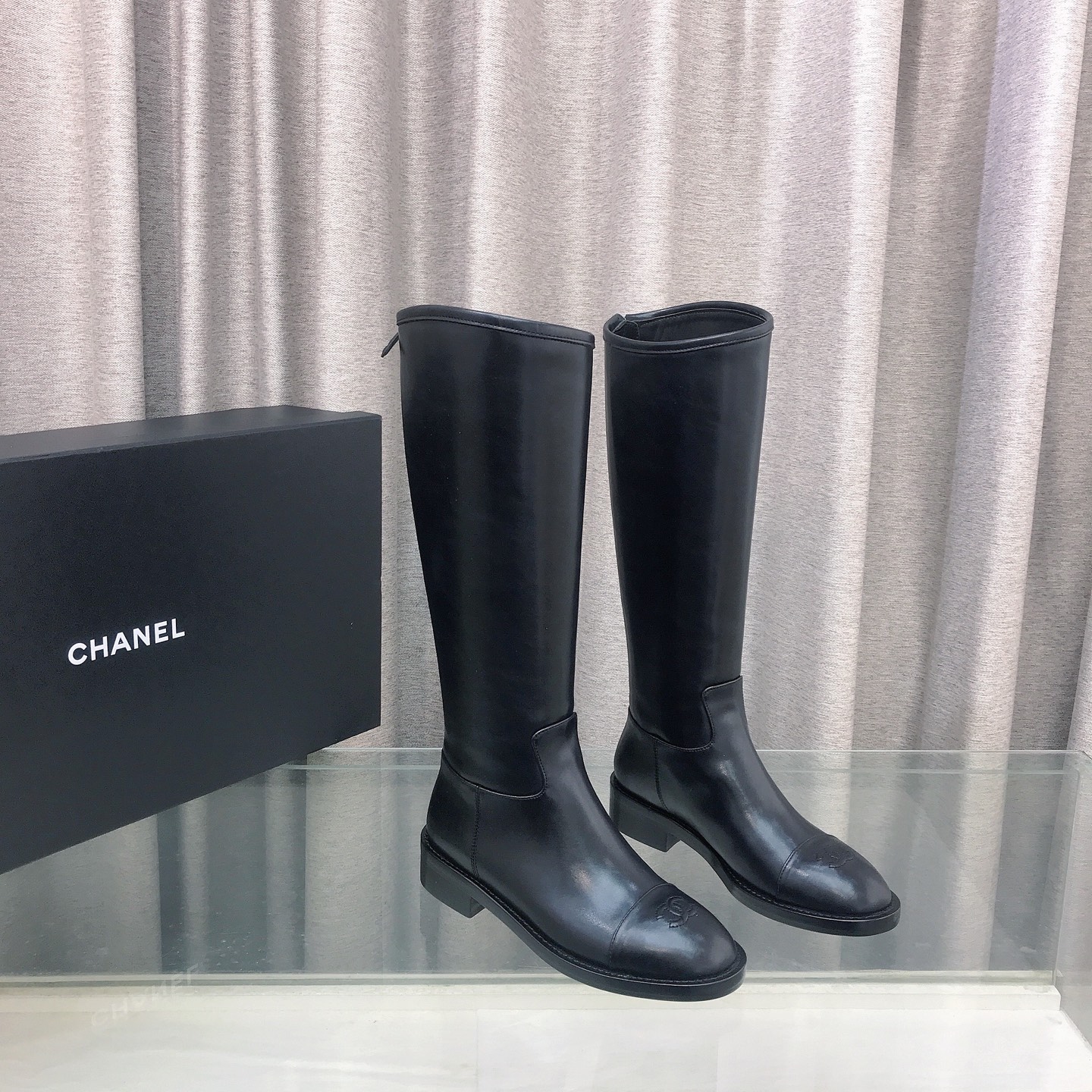 NO:594026,Chanel Xiaoxiang 25ss new autumn and winter chain boots are made of imported cowhide fabric, sheepskin lining, and Italian imported genuine leather outsole!  The heel is 3cm high, and the upper leg is huge, showing straight legs. It is simply a fairy boot. It is really handsome. Size 35~39 (custom-made in 40, non-refundable), boots, chanel, boots, cowhide, sheepskin, Leather soles19860909Chanel 小香25ss秋冬新款链条长靴 采用进口牛皮面料,羊皮内里,意大利进口真皮大底！跟高3cm,上脚巨显腿直,简直就是一款神仙靴子,真的帅爆了 码数35～39（40定做不退换）,靴子,chanel,boots,cowhide,sheepskin,Leather soles,Women's Shoes