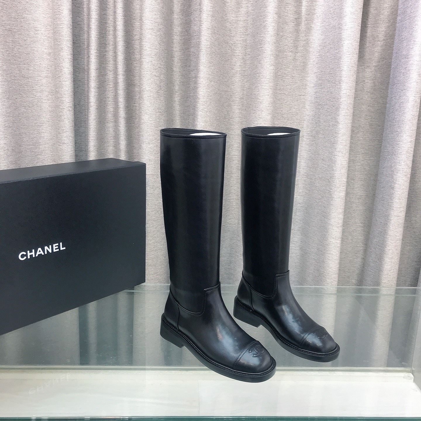 NO:594028,Chanel Xiaoxiang 25ss new autumn and winter boots are made of imported cowhide fabric, sheepskin lining, and Italian imported genuine leather outsole!  The heel is 3cm high, and the upper leg is huge, showing straight legs. It is simply a fairy boot. It is really handsome. Size 35~39 (custom-made in 40, non-refundable), boots, chanel, boots, cowhide, sheepskin, Leather soles19860909Chanel 小香25ss秋冬新款长靴 采用进口牛皮面料,羊皮内里,意大利进口真皮大底！跟高3cm,上脚巨显腿直,简直就是一款神仙靴子,真的帅爆了 码数35～39（40定做不退换）,靴子,chanel,boots,cowhide,sheepskin,Leather soles,Women's Shoes