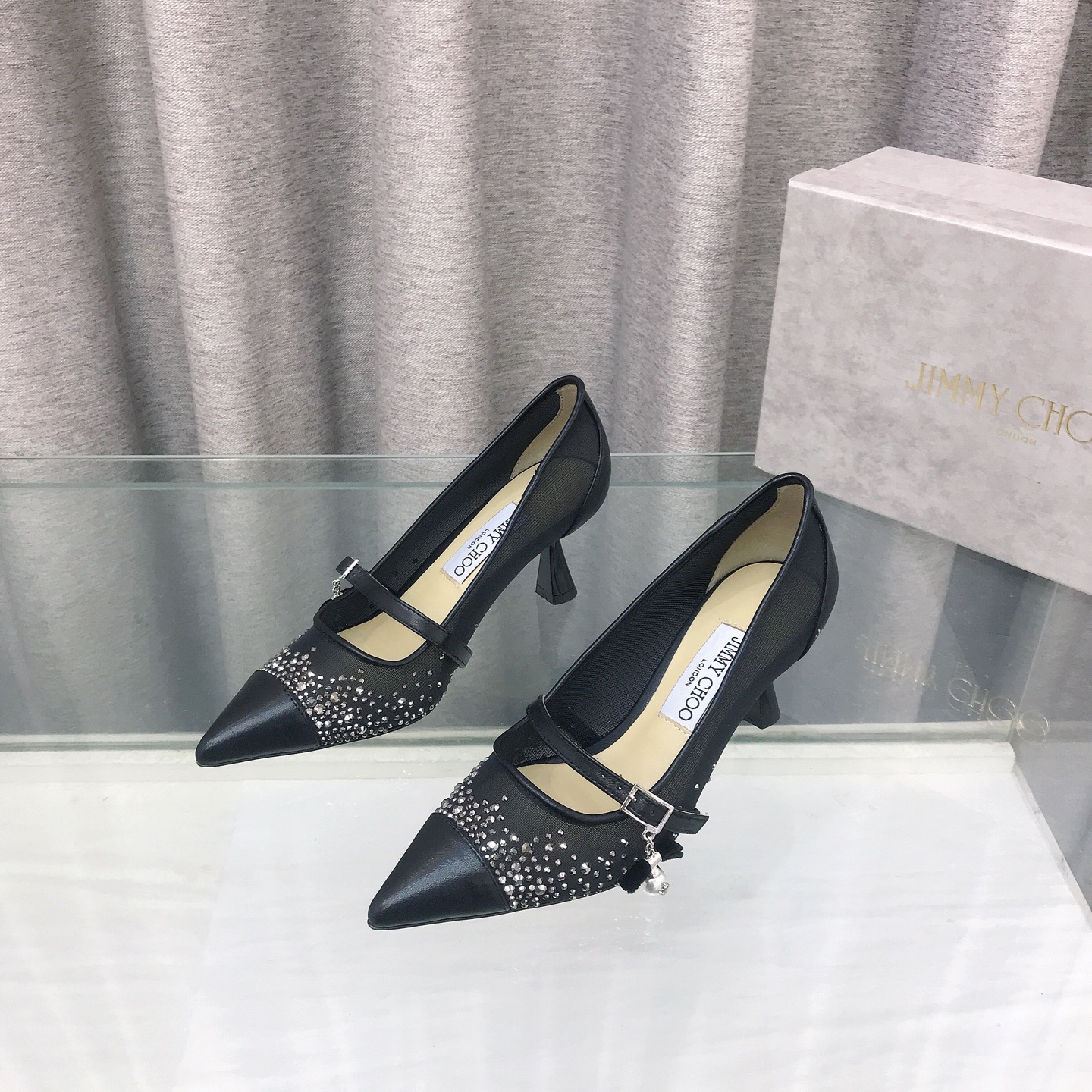 NO:630776,Jimmychoo's new mesh crystal wedding shoes are here. The 6.5 cm heels can be salty or sweet. They are made of gradient crystal mesh, with pointed sculptural heels. Exquisite pearl pendants are the first choice for the Aren pump series of high heels!  Two colors: black and white. Crystal mesh upper with lambskin lining. Heel height 6.5cm. Outsole. Italian original leather outsole!  Size 35-39 (34 40 41 42 43 customized), high heels sandals, jimmy choo, sandals, high heels, sheepskin, Leather soles19860909Jimmychoo新款网纱水晶婚鞋来咯,6.5厘米跟可盐可甜,渐变水晶网材质,配尖头雕塑感鞋跟,精致珍珠吊坠是Aren pump系列高跟鞋的首选！ 两个颜色:黑色 白色 鞋面水晶网纱拼接小羊皮 内里羊皮 跟高6.5cm 大底意大利原色真皮大底！ 尺码35-39(34 40 41 42 43定做),高跟鞋凉鞋,jimmy choo,sandals,high heels,sheepskin,Leather soles,Women's Shoes