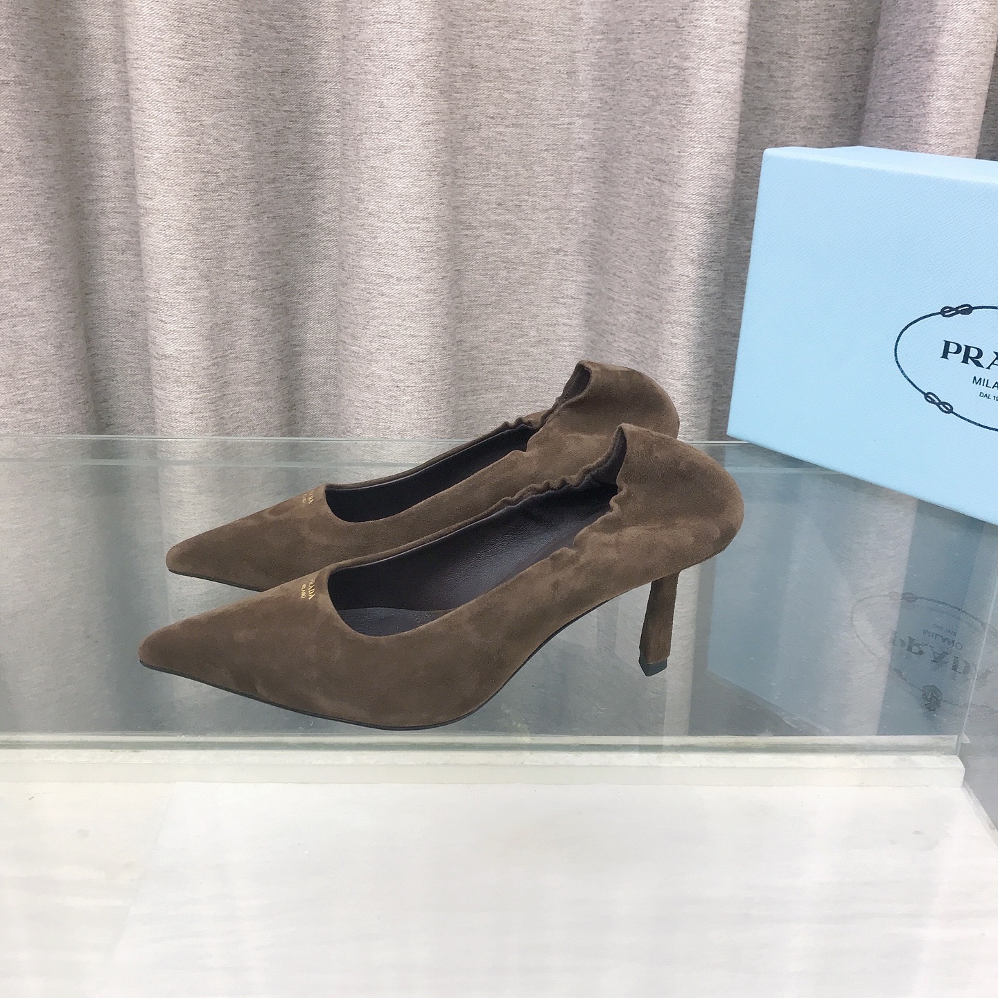 NO:630773,Prada suede suede suede high heels This high-heeled shoe is made of suede leather for a refined and feminine elegance. Suede leather is Prada's signature material, traditionally used in the production of luxurious shoes. The triangle logo returns, transformed into lightly lined leather details, inspiring the design of the geometric lines of the heel, giving the silhouette a modernist style. ●Screen-printed leather triangle logo ●Metal lettering logo embellished leather sole ●7.5 cm covered heel  Size 34-42 (34.40.41.42 customized), high-heeled shoes, prada, prada, high heels, sheep19860909Prada普拉达绒面羊京反皮革高跟单鞋 这款高跟鞋采用羊京皮革打造,呈现精致柔美的优雅之感.羊京皮革是Prada的标志性材质,传统上惯用于华美鞋履的制作.三角形徽标回归,化身为微衬的皮革细节,启发鞋跟几何线条的设计灵感,赋予廓形以现代主义格调. ●丝网印刷皮革三角形徽标 ●金属刻字徽标装饰皮革鞋底 ●7.5厘米包皮鞋跟 码数34-42（34.40.41.42定做）,高跟鞋单鞋,prada,prada,high heels,sheep,Women's Shoes