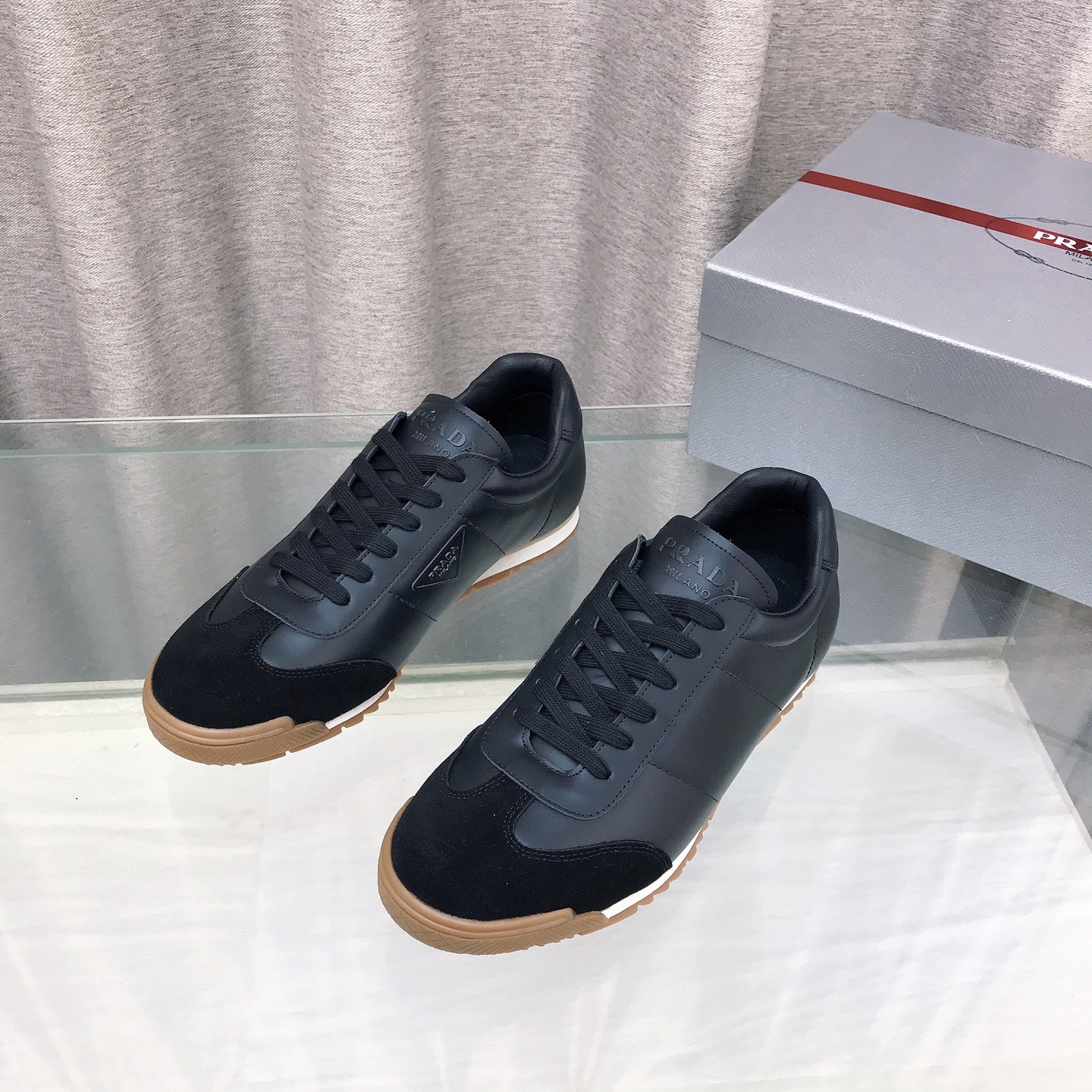 NO:630770,P family model for couples, high-quality shipment, fashionable and casual, trendy and versatile style, relaxed sports style, glue craftsmanship, light and comfortable on the feet. The upper is imported cowhide from Italy, high-mercerized cowhide, soft sheepskin lining, cowhide foot outsole, original personalized and fashionable EvA outsole, size 35-45 (customized for women 40/men 45), casual shoes/sports shoes, sneakers, cowhide, sheepskin19860909P家情侣款,高品质出货,时尚休闲、潮流百搭之款,轻松运动风,滴胶工艺、上脚轻巧舒适 鞋面意大利进口牛皮、高丝光牛反 内里柔软羊皮内里,牛皮垫脚大底原版个性时尚EvA大底 码数35-45（女40/男45定做）,休闲鞋/运动鞋,sneakers,cowhide,sheepskin,Women's Shoes