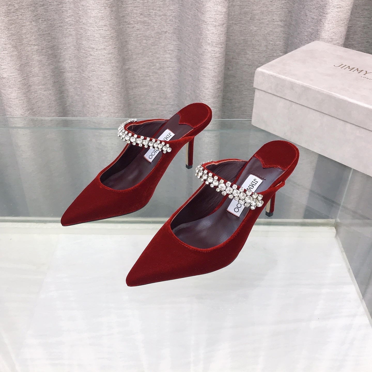 NO:630765,JIMMY CHOO's incredibly beautiful velvet diamond strap wedding shoes are here!  The new decoration is generous and noble. It is a very comprehensive noble fashion lifestyle brand. It has a series of women's high-heeled sandals with the same straps from big fashion bloggers and celebrities in Hong Kong and the United States. The Australian pointed toe pearl series and rhinestone series are simply beautiful. I fall in love with elegance and playful sense of the future. I want to own it right away just by looking at it, but a pair of exquisite high heels is really something to think about~~~~~~~~~~~~~~~~~~ Fabric:  Burgundy velvet, black velvet, imported Italian lambskin lining, super soft and delicate, outsole, imported Italian raw color cowhide, bottom size 35-39 (customized 34 40 41 42), high heels 10.5cm 8.5cm 6.5cm, customizable flat soles, half-slip heels, jimmy choo, jimmy choo, sandals, high heels, cowhide, sheepskin19860909JIMMY CHOO(吉米周)美到词穷的丝绒钻带婚鞋来啦！新款修饰 大方高贵 是一个非常全面之尊贵时尚生活品牌, 香港,美国等大时尚博主及明星的同款表带女士高跟凉鞋系列.  澳大利亚尖头镶珍珠系列、水钻系列简直是美上天了,爱上优雅、爱上俏皮的未来感,光看一眼便想马上拥有,但一双精致的高跟鞋确是可以想想滴～～～～～～～～～～～～～～～～～ 面料: 酒红丝绒,黑色丝绒 内里进口意制小羊皮超级柔软细腻  大底进口意大利原色牛皮底码数35-39(34 40 41 42定制) 跟高高跟10.5cm 8.5cm 6.5cm 可定制平底,半拖高跟鞋,jimmy choo,jimmy choo,sandals,high heels,cowhide,sheepskin,Women's Shoes