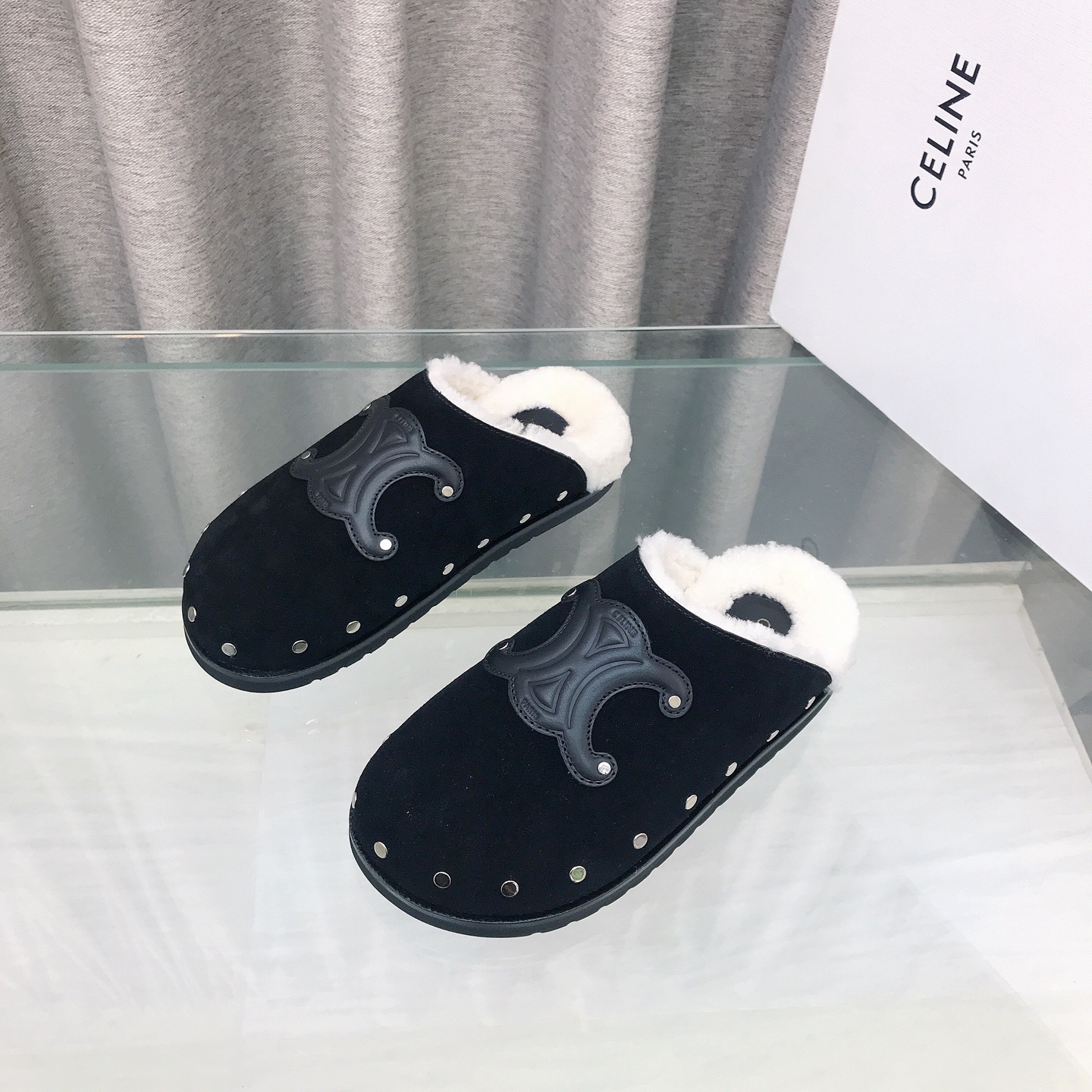 NO:669261,CELINE Celine 25ss new spring and summer half-pack Mules, Arc de Triomphe British style flat-soled micro-label half-pack Mules, wool shoes, simple and fashionable, timeless and timeless, a classic that will never fade away in the fashion circle, retro British style, allowing you to wear a different temperament. Fabric wool, cowhide midsole, raw rubber sole, Size 35-41 (40 41 custom-made), semi-slip fur shoes, celine, cowhide19860909CELINE塞琳 25ss 春夏新款半包穆勒鞋 凯旋门英伦风平底微标半包穆勒鞋羊毛鞋 简约大气时髦 耐看不过时 是时尚圈永不退潮的经典所在,复古的英伦风格,让你穿出不一样的气质 面料羊毛 牛皮中底 生胶底 Size35-41（40 41 定做）,半拖毛毛鞋,celine,cowhide,Women's Shoes