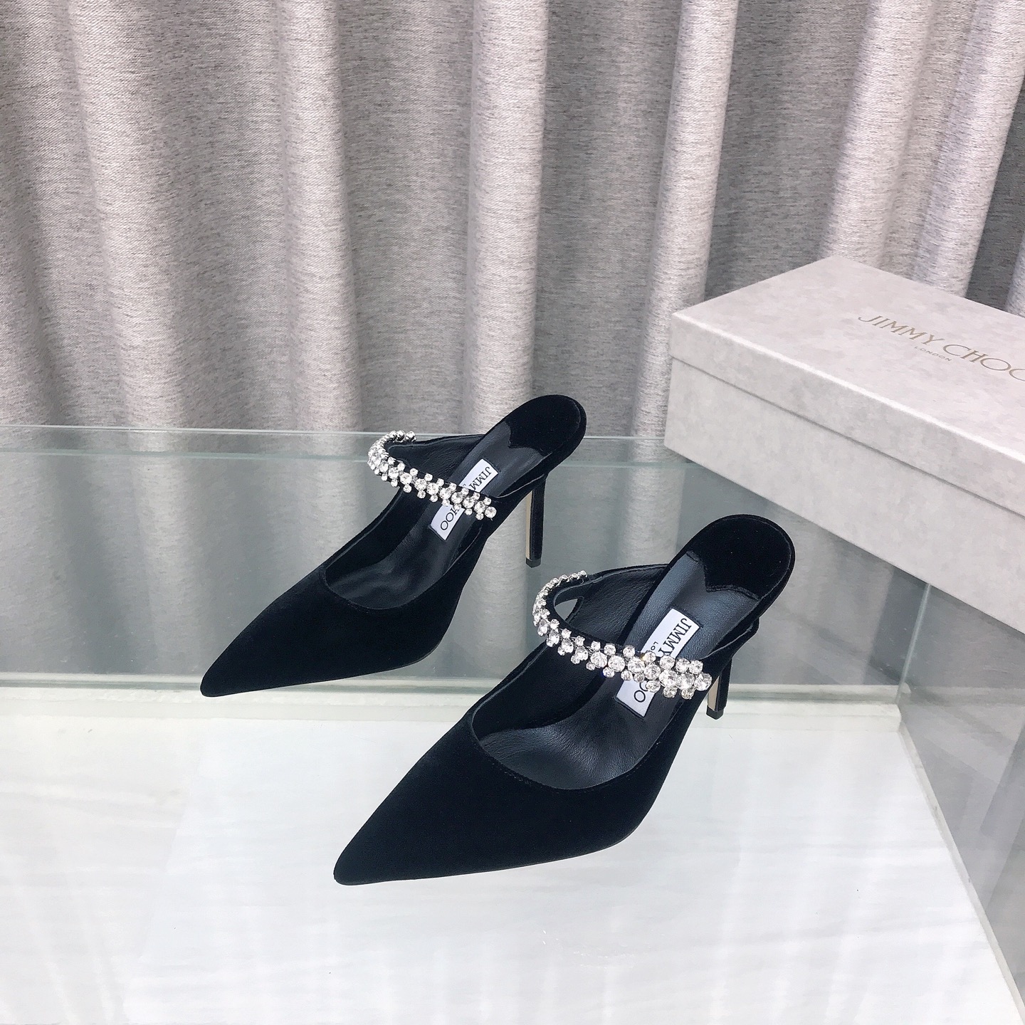 NO:884827,JIMMY CHOO's incredibly beautiful velvet diamond strap wedding shoes are here!  The new decoration is generous and noble. It is a very comprehensive noble fashion lifestyle brand. It has a series of women's high-heeled sandals with the same straps from big fashion bloggers and celebrities in Hong Kong and the United States. The Australian pointed toe pearl series and rhinestone series are simply beautiful. I fall in love with elegance and playful sense of the future. I want to own it right away just by looking at it, but a pair of exquisite high heels is really something to think about~~~~~~~~~~~~~~~~~~ Fabric:  Burgundy velvet, black velvet, imported Italian lambskin lining, super soft and delicate, outsole, imported Italian raw color cowhide, bottom size 35-39 (customized 34 40 41 42), high heels 10.5cm 8.5cm 6.5cm, customizable flat soles, high heels, jimmy choo, jimmy choo, sandals, high heels, cowhide, sheepskin19860909JIMMY CHOO(吉米周)美到词穷的丝绒钻带婚鞋来啦！新款修饰 大方高贵 是一个非常全面之尊贵时尚生活品牌, 香港,美国等大时尚博主及明星的同款表带女士高跟凉鞋系列.  澳大利亚尖头镶珍珠系列、水钻系列简直是美上天了,爱上优雅、爱上俏皮的未来感,光看一眼便想马上拥有,但一双精致的高跟鞋确是可以想想滴～～～～～～～～～～～～～～～～～ 面料: 酒红丝绒,黑色丝绒 内里进口意制小羊皮超级柔软细腻  大底进口意大利原色牛皮底码数35-39(34 40 41 42定制) 跟高高跟10.5cm 8.5cm 6.5cm 可定制平底,高跟鞋,jimmy choo,jimmy choo,sandals,high heels,cowhide,sheepskin,Women's Shoes