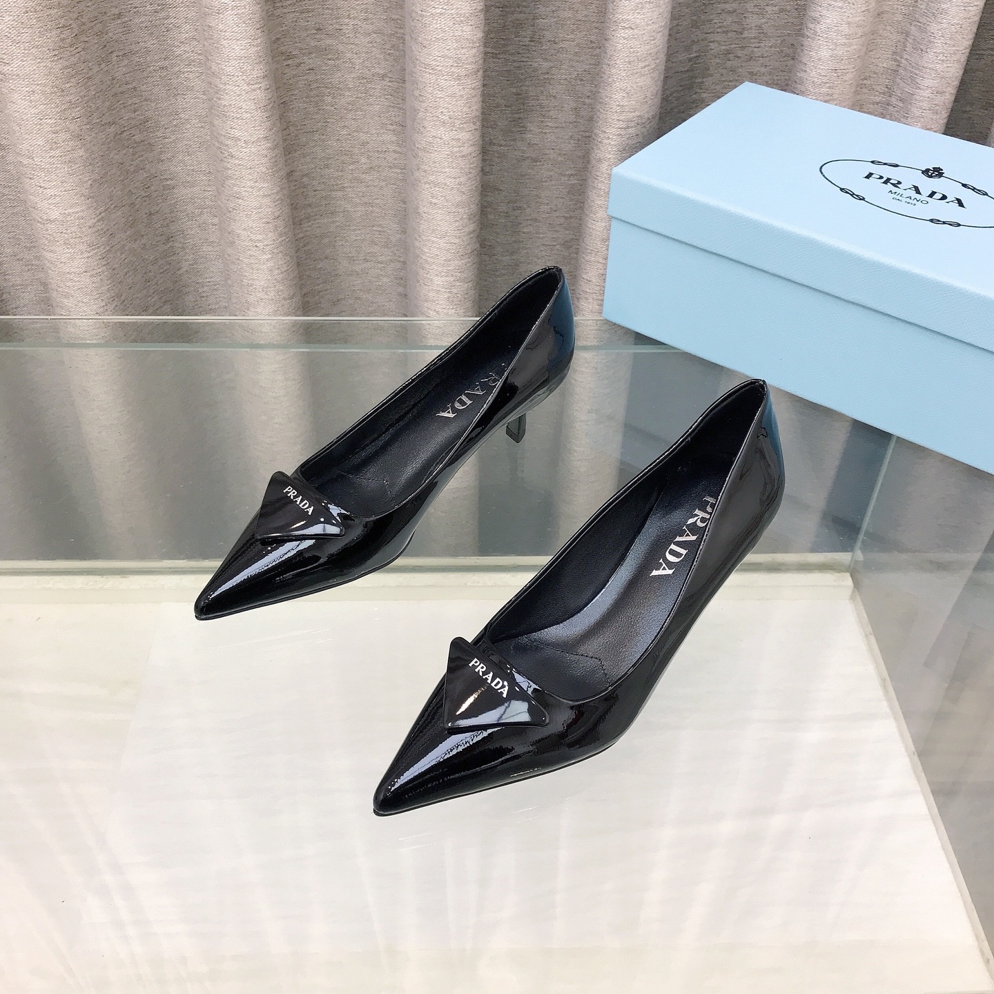 NO:669259,Prada Glossy Leather Heeled Pointed Shoes These high heels are crafted from glossy leather for a refined, feminine elegance. Glossy leather is Prada's signature material, traditionally used in the production of luxurious footwear. The triangle logo returns, transformed into a lightly lined leather detail that inspires the geometric lines of the heel, giving the silhouette a modernist feel. ● Open beaded upper / cow patent leather ● Screen-printed leather triangle logo ● Metal lettering logo adorns the leather sole  ●5.5 cm painted heel, size 34-42 (customized at 34.40.41.42), high heels, prada, prada, high heels19860909Prada普拉达亮面皮革高跟尖头单鞋 这款高跟鞋采用亮面皮革打造,呈现精致柔美的优雅之感.亮面皮革是Prada的标志性材质,传统上惯用于华美鞋履的制作.三角形徽标回归,化身为微衬的皮革细节,启发鞋跟几何线条的设计灵感,赋予廓形以现代主义格调. ●鞋面开边珠/牛漆皮 ●丝网印刷皮革三角形徽标 ●金属刻字徽标装饰皮革鞋底 ●5.5厘米涂漆鞋跟 码数34-42（34.40.41.42定做）,高跟鞋单鞋,prada,prada,high heels,Women's Shoes