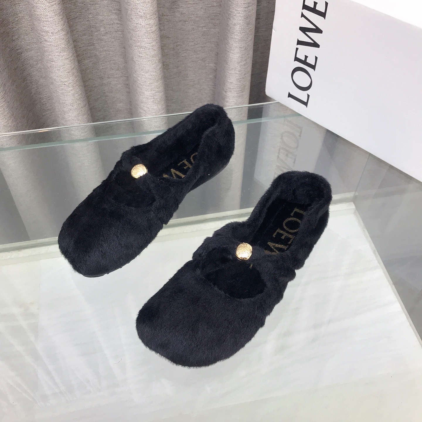 NO:669257,LOEWE 2026 spring and summer new product Pebble wool ballet shoes LOEWE, as the most popular designer brand in the past two years, has simple design, clever details, fresh and refined!  If you don’t want to hit the streets with random styles, you can check out this brand. It’s relatively niche but is so easy to match. You can see this brand everywhere on Instagram and Xiaohongshu!  BS original customization, original specific fine wool upper, imported wool lining, original open mold wear-resistant raw rubber outsole, high flat heel, code number 35~39 (40.41 customized, non-returnable), fur shoes, loewe, loewe19860909LOEWE 罗意威 2026春夏新品 Pebble小金球羊毛芭蕾舞鞋 LOEWE作为这两年最受欢迎的设计师牌,设计简单、细节巧妙、清新脱俗！ 不想满大街撞款的可以看看这个品牌,比较小众却又是那么好搭配,ins、小红书随处可见这个品牌的身影 ！BS原版定制 鞋面原版特定细羊毛 内里进口羊毛里 大底原版开模耐磨生胶大底 跟高平底 码数35~39(40.41订做不退换）,毛毛鞋,loewe,loewe,Women's Shoes