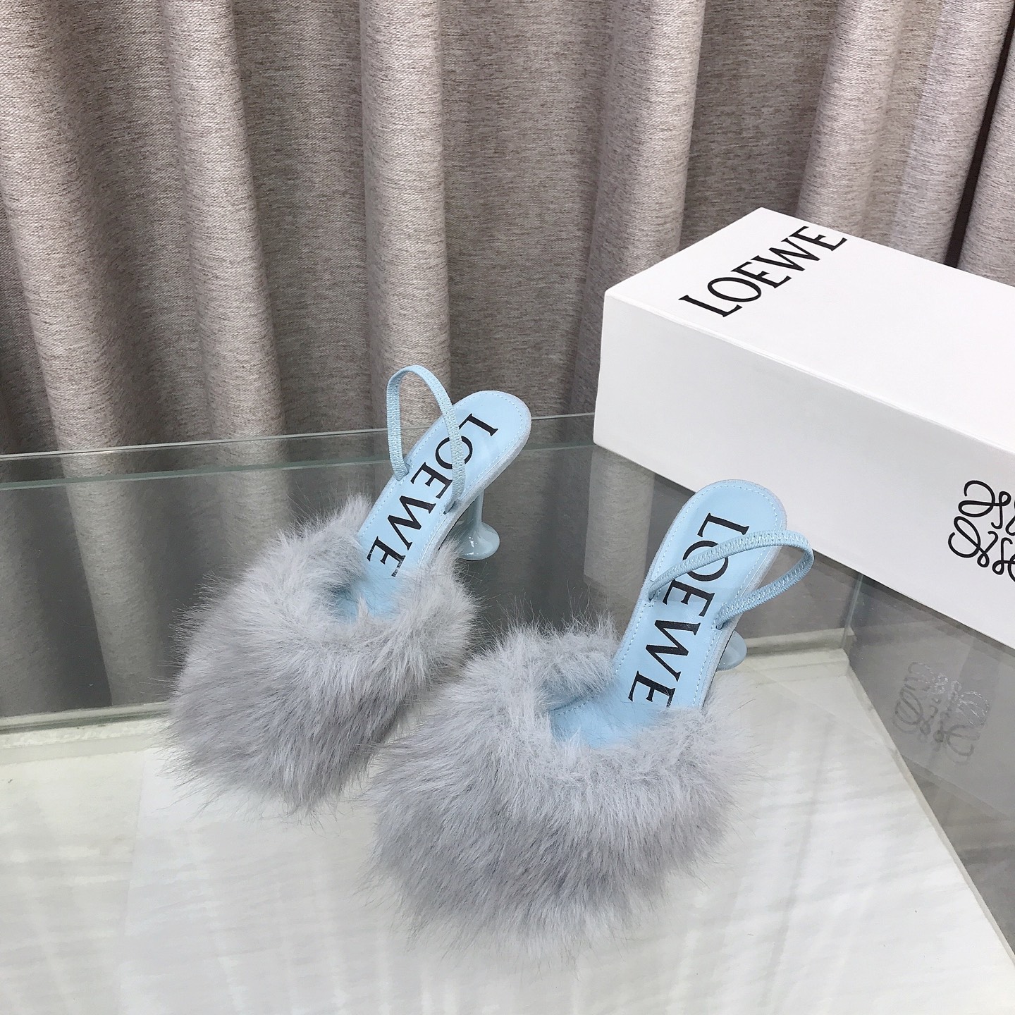 NO:817274,The latest LOEWE 25SS autumn and winter new limited edition wool shoes, with the hottest colors, real boutique fashion shoes, with looming beauty, made of fine imported sheepskin + original mountain fox fur, integrated with the fur, with built-in heating function, giving a warm feeling in winter, super light, super soft, super comfortable, really beautiful on the feet!  !  !  Highly recommended, super fashionable and the most dazzling in Paris, same style as celebrity bloggers!  Fabric: five colors of fox fur (black, blue, green, khaki, burgundy) Lining: imported sheepskin Heel height: 6cm, 10cm, outsole: original leather outsole Number: 35-39 (34.40.41.42.43. Can be customized), high heels, loewe, loewe, high heels, sheepskin, Leather soles19860909最新罗意威LOEWE 25SS秋冬新款限量版的毛鞋,搭配最火的色调,真正的精品时尚鞋,加若隐若现的美感,采用细腻进口羊皮+原始深山狐狸毛,触碰皮毛一体,自带加热功能,给冬天暖暖的感觉,超轻 超软 超舒服,上脚真的美极了！！！强烈推荐,超级时尚巴黎最耀眼,明星博主同款！ 面料:狐狸毛（黑,蓝,绿,卡其,酒红,）五色 里料:进口羊皮 跟高:6cm,10cm, 大底:原版真皮大底 数码:35-39（34.40.41.42.43.可定做）,高跟鞋,loewe,loewe,high heels,sheepskin,Leather soles,Women's Shoes