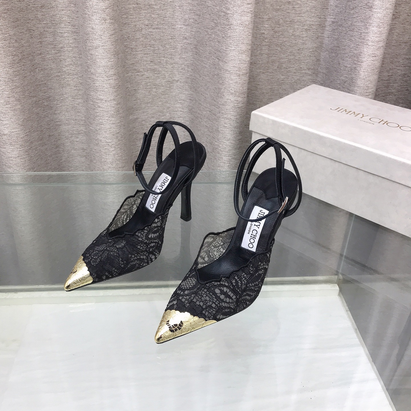 NO:817226,Jimmychoo2026's most eye-catching spring style, the style and details are very particular!  Lace is not just decoration, it is the core highlight ~ The most interesting thing about this series is the contrast and little surprises!  Soft pastels can also look bold, and their appearance is very contagious. Sandra Choi moved the oversized paper peonies into Milan, surrounded by greenery and flowers, as if walking into a surreal wonderland. Ancient and new, real and unreal are intertwined here, embodying the romance and power of Jimmy Choo's 30th anniversary  What surprises me most about Jimmy Choo this season is the 'reconstruction of lace'. The metal toe splicing is no longer just a symbol of femininity, but has been deconstructed and spliced to become a leader in footwear. Fabric: Imported embroidered lace, black white lotus root lining. Imported Italian lambskin super soft and delicate. Heel height 10cm / flat outsole. Imported Italian raw color cowhide bottom size 35 to 39 (40 41  42 customized),high heels,jimmy choo,high heels,cowhide,sheepskin19860909Jimmychoo2026最亮眼的春款,版型和细节超讲究！蕾丝不只是装饰,是核心亮点～  这个系列最有意思的就是反差感和小惊喜！ 柔和的粉彩色也能显得很大胆,颜值很有感染力.SandraChoi把超大纸艺牡丹搬进米兰,四周绿意与花卉簇拥,仿佛走进一个超现实的仙境.古老与新生、真实与虚幻在这里交织,把JimmyChoo三十周年的浪漫与力量具象化了 这一季JimmyChoo最让我惊喜的是“蕾丝的再造”.金属鞋头拼接,它不再只是柔美的象征,而是被解构、拼接,化作鞋履上的佼佼者 面料: 进口刺绣蕾丝,黑色 白色 藕粉 内里 进口意制小羊皮超级柔软细腻  跟高10cm /平底 大底 进口意大利原色牛皮底码数 35一39(40 41 42定制),高跟鞋,jimmy choo,high heels,cowhide,sheepskin,Women's Shoes