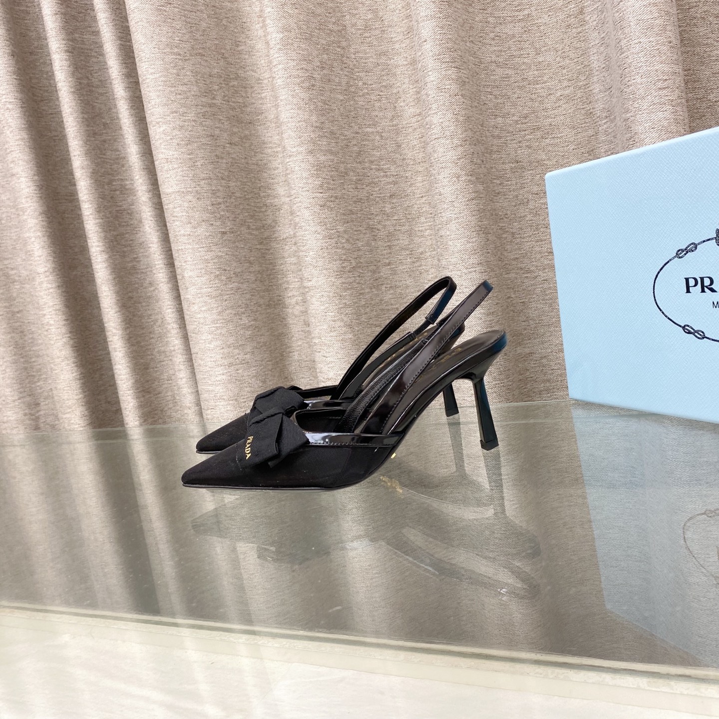NO:817240,Prada pointed-toe high-heeled mesh bow sandals. These high-heeled shoes are made of new materials. The mesh upper is breathable and looming. In particular, the toe is decorated with a large bow, reshaping the classic design with details and exuding contemporary feminine charm. The lining and foot pads are made of sheepskin, which is soft and comfortable. The lacquered heels are 7.5cm high. Size34-42 (34.40.41.42 is custom-made and non-returnable). High heels, prada, sandals, high  heels, sheepskin19860909Prada尖头高跟网面蝴蝶结凉鞋 这款高跟鞋采用全新材质,网眼鞋面透气又若隐若现的呈现,特别是鞋头用一个大蝴蝶结作为点缀,与细节重塑经典设计,散发当代女性魅力.内里与垫脚采用羊皮,柔软舒适.烤漆鞋跟 跟高7.5cm Size34-42码(34.40.41.42定做不退换),高跟鞋,prada,sandals,high heels,sheepskin,Women's Shoes