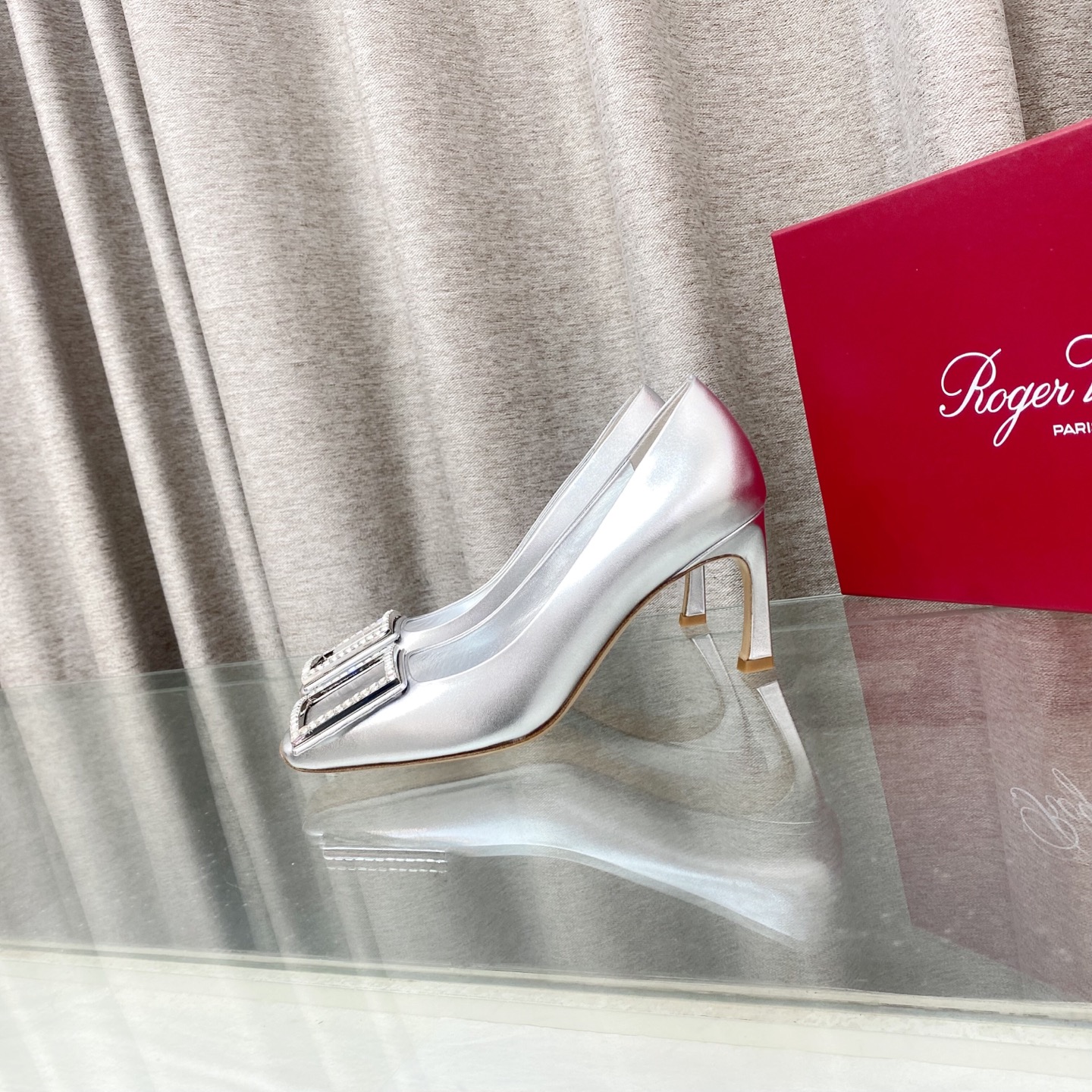 NO:817244,2026 early spring new RV women's shoes Belle Vivier series silk satin high-heeled shoes. This shoe is made of silk satin craftsmanship. It reflects the brand's rhinestones. The square buckle aesthetic stands tall. The iconic diamond buckle is shining, each one tells the French craftsmanship. The moment you step on the foot, it shows the grace and elegance of Vivier. On the rhinestone-encrusted buckle, the fabric / imported silk, Czech super flash rhinestone square buckle. The heel height is 4.5cm.  7cm outsole, genuine leather, size 35-39 (34/40 customized), high heels, high heels, real silk, Leather soles198609092026年早春新款 RV 女鞋 贝尔·维维耶系列丝缎高跟单鞋.本款单鞋以丝缎匠艺制成. 辉映品牌水钻.方扣美学亭亭而立. 标志性钻扣熠熠生辉,每一颗都诉说着法式匠心.上脚的瞬间,尽显维维亚优美雅致,水钻镶嵌饰扣之上, 面料/内进口真丝,捷克超闪水钻方扣. 跟高4.5cm. 7cm 大底真皮大底 码数35-39（34/40定做）,高跟鞋,high heels,real silk,Leather soles,Women's Shoes