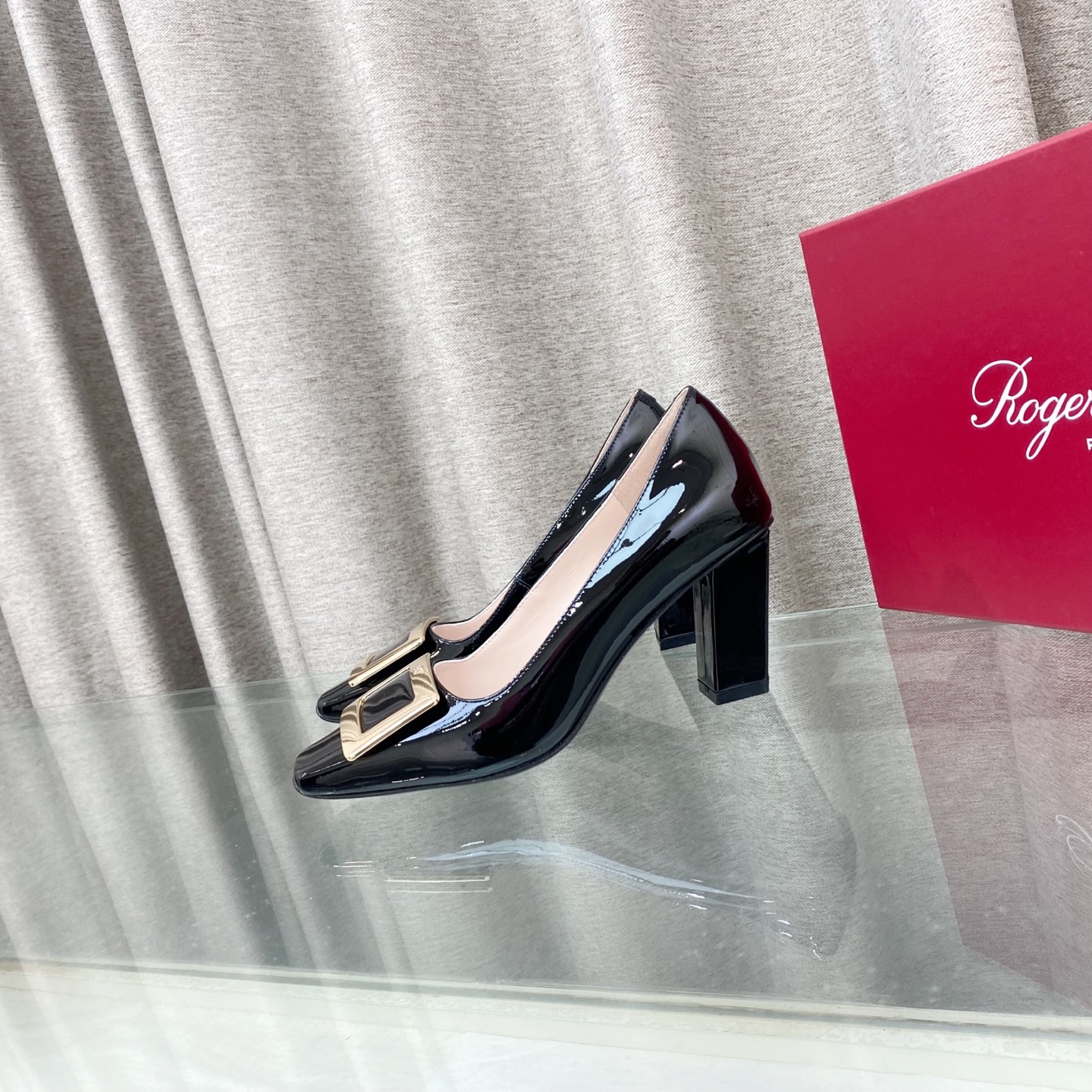 NO:817256,The highest and latest version of the square buckle patent leather series is shipped in the spring and summer of 2026. Needless to say how popular this square-toe shoe is, there are various versions on the market. After years of polishing, we have re-purchased and developed a new version, and finally made a perfect piece that is comparable to ZP.  Brand new thick-plated 18k real gold hardware, no blistering, very full and shiny thickness and texture. Genuine leather outsole imported from Italy with original logo, high density, shiny, with genuine leather fragrance. Heel height 7cm. Color: black, elephant gray, off-white, burgundy. Number of yards: 35-39 (34, 40, 41 customized, non-refundable), high heels, high heels, Leather soles198609092026年春夏季方扣漆皮系列最高、最新版本出货 这款方头单鞋有多火不用说,市面各类版本层出不穷,咱家通过多年打磨,再次重新买版开发,最终做出媲美zp完美之作简直不要太好穿又百搭,这次做的几个色都是超热卖色 最新的方头楦型,材料均从意大利定制回来 鞋面和内里皮料质感和手感非国产皮料可比 全新厚镀18k真金五金,不起泡,厚度质感非常饱满有光泽 原装logo意大利进口真皮大底,高密度、有光泽、带真皮清香 跟高7cm 颜色黑色 大象灰 米白 酒红 码数35-39（34 40 41定制不退换）,高跟鞋,high heels,Leather soles,Women's Shoes
