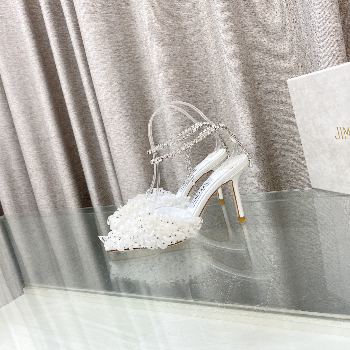 NO:817260,2026 Petal Jimmy Choo made me speechless with this pair of SAEDA series, wearing 'roses' directly on my feet!  The upper is made of layers of three-dimensional petals, studded with fine sparkling diamonds, and walking feels like stepping on a whole bunch of glowing red hydrangeas. The rhinestone chain on the ankle is the finishing touch, the fine glitter swaying with the movement, making the ankle thin and delicate. The original fabric is three-dimensional petals with elegant satin. The lining is imported Italian lambskin, super soft and delicate. The heel height is 10cm/8.5cm. The outsole is imported Italian raw color cowhide. The base number is 35 to 39 (34).  40 41 42 customized), high heels, jimmy choo, high heels, cowhide, sheepskin198609092026花瓣Jimmy Choo把我美失语了这双SAEDA系列,直接把“玫瑰”穿在了脚上！ 鞋面是层层叠叠的立体花瓣,缀着细闪碎钻,走起来像踩着一整捧会发光的红绣球. 脚踝那条水钻链是点睛之笔,细闪随着动作晃动,把脚踝衬得又细又精致. 面料原版 立体花瓣配优雅缎面 内里进口意制小羊皮超级柔软细腻  跟高10cm /8.5cm 大底进口意大利原色牛皮底码数35一39(34 40 41 42定做）,高跟鞋,jimmy choo,high heels,cowhide,sheepskin,Women's Shoes
