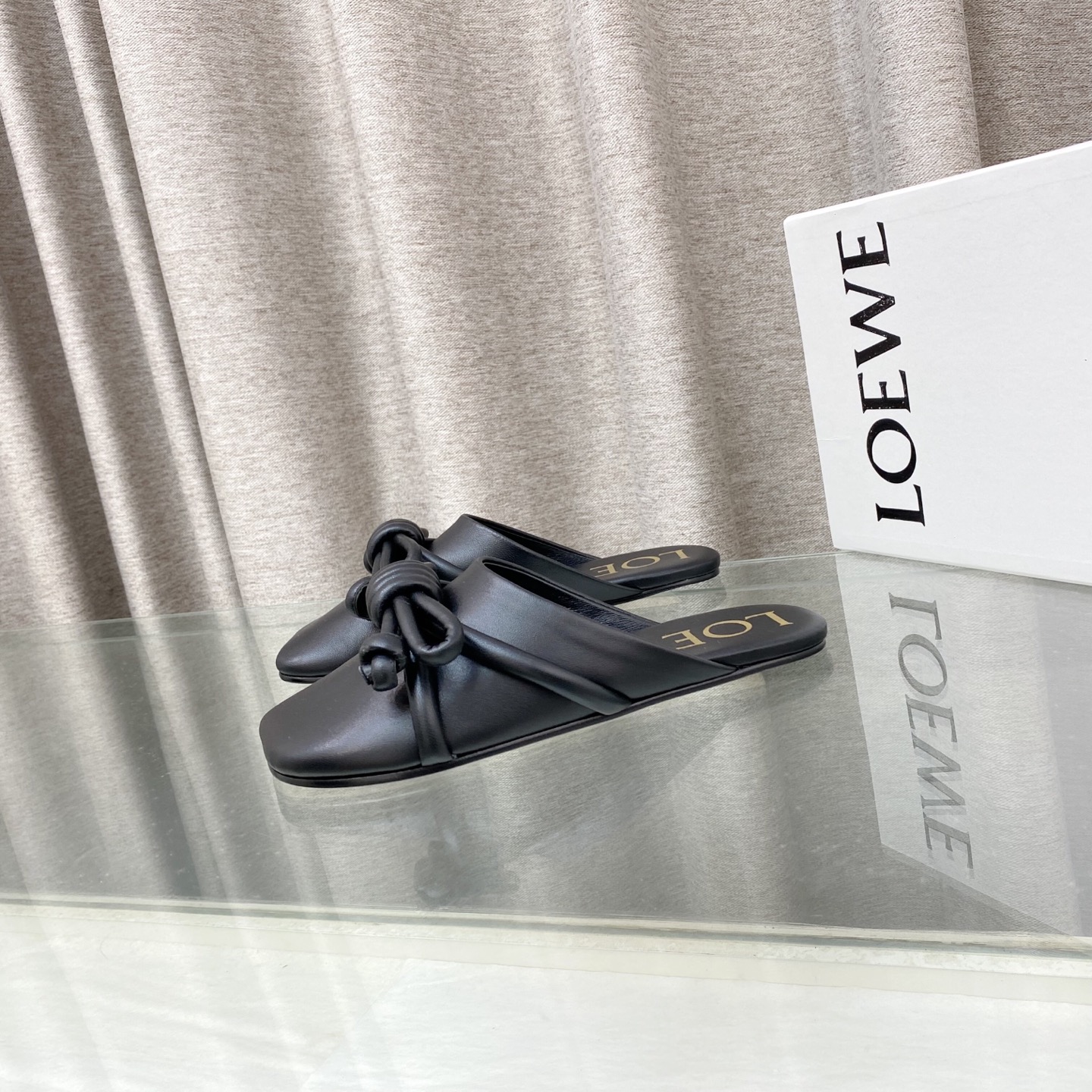 NO:817275,The latest LOEWE [Fireworks][Fireworks] SS summer limited flagship model, real air-conditioned shoes, soft leather on the top layer, easy to put on and take off, designed according to the beauty of the foot shape, it is really charming on the feet!  Highly recommended, super lazy fashion slippers, same style as celebrity bloggers!  Fabric imported mixed sheepskin lining imported sheepskin Heel height 1 cm Outsole Genuine leather dyed outsole Number 35-40 (34.40.41.42.43. Customized), slippers, loewe, loewe, slippers, sheepskin19860909最新罗意威LOEWE [烟花][烟花]SS夏季限定主打款,真正空调鞋,头层柔软皮,穿脱方便,根据脚形的美感设计,上脚真的太迷人了！强烈推荐,超级懒人时装拖,明星博主同款！ 面料进口混种羊皮 内里进口羊皮 跟高1 cm 大底真皮透染大底 数码35-40（34.40.41.42.43.定做）,拖鞋,loewe,loewe,slippers,sheepskin,Women's Shoes