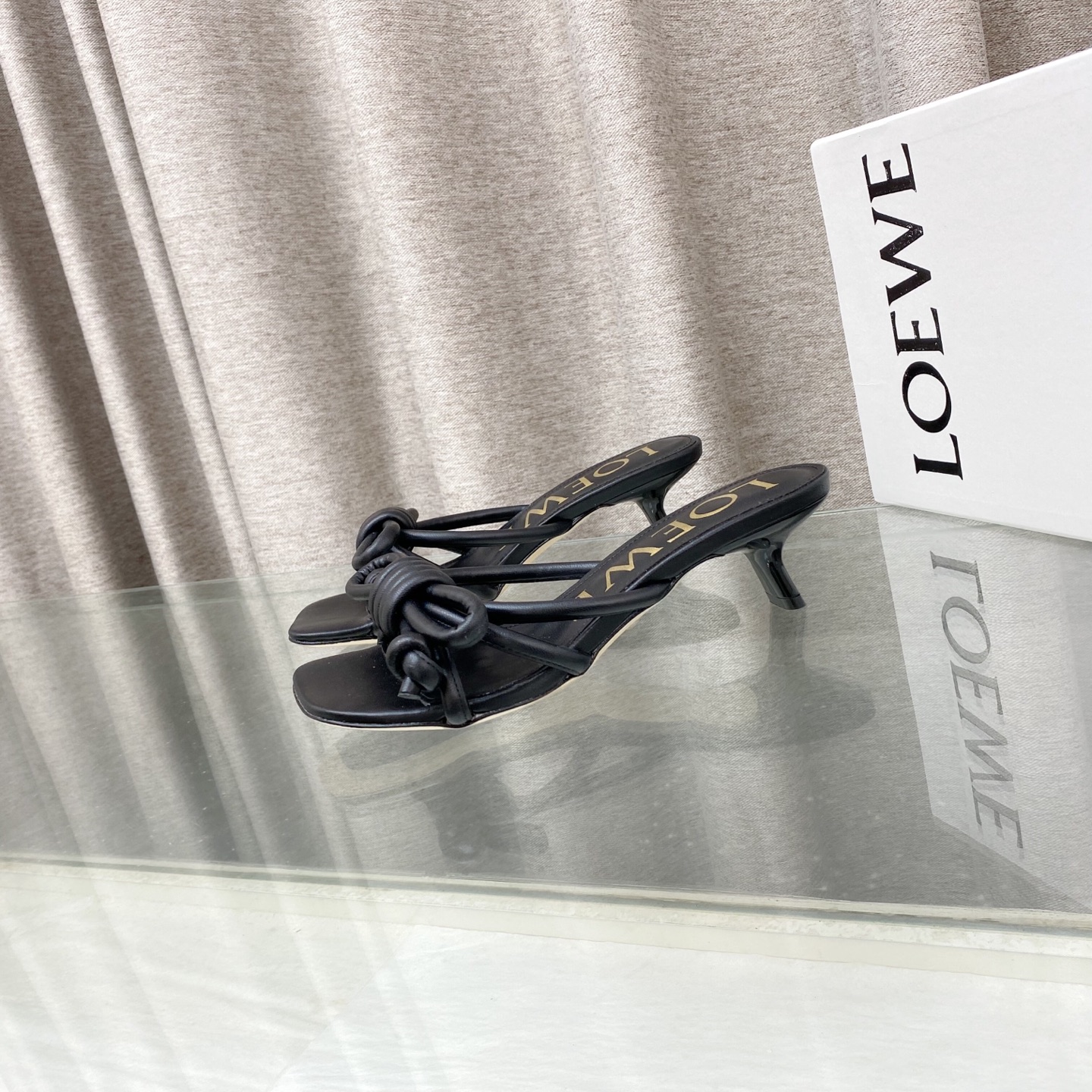 NO:817279,The latest LOEWE [Fireworks][Fireworks] SS summer limited flagship model, real air-conditioned shoes, soft leather on the top layer, easy to put on and take off, designed according to the beauty of the foot shape, it is really charming on the feet!  Highly recommended, super lazy fashion slippers, same style as celebrity bloggers!  Fabric imported mixed sheepskin, lining imported sheepskin, heel height 4.5cm, outsole genuine leather dyed outsole, number 35-40 (34.40.41.42.43. Customized), slippers, loewe, loewe, slippers, sheepskin19860909最新罗意威LOEWE [烟花][烟花]SS夏季限定主打款,真正空调鞋,头层柔软皮,穿脱方便,根据脚形的美感设计,上脚真的太迷人了！强烈推荐,超级懒人时装拖,明星博主同款！ 面料进口混种羊皮 内里进口羊皮 跟高4.5cm 大底真皮透染大底 数码35-40（34.40.41.42.43.定做）,拖鞋,loewe,loewe,slippers,sheepskin,Women's Shoes