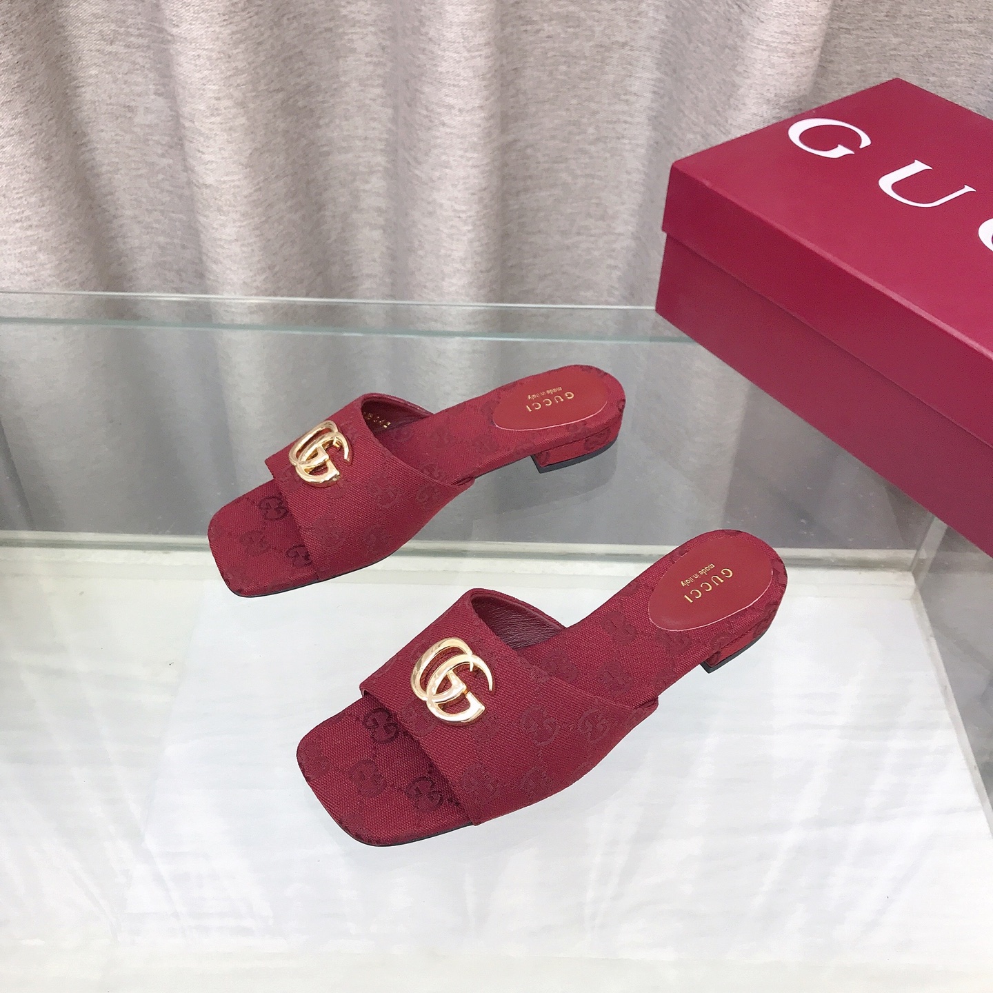 NO:817285,Gucci Gucci's new double G slippers. Purchase the original version and buy a 1:1 top-quality replica!  The material is the same as the Y version, quite textured, and there is no difference when compared to ZG [Let me see] Fabric imported sheepskin Lining: imported sheepskin lining Outsole Genuine leather outsole Heel height 2cm Size number: 35-39 (40 41 42 can be customized and non-returnable), slippers, gucci, gucci, slippers, sheepskin, Leather soles19860909Gucci 古驰新品双G拖鞋 原版购入1:1顶级复刻！材质和Y版一致,相当有质感,可以对比ZG无差距[让我看看] 面料进口羊皮 内里: 进口羊皮里 大底真皮大底 跟高2cm 码数: 35-39（40 41 42可订做不退换）,拖鞋,gucci,gucci,slippers,sheepskin,Leather soles,Women's Shoes