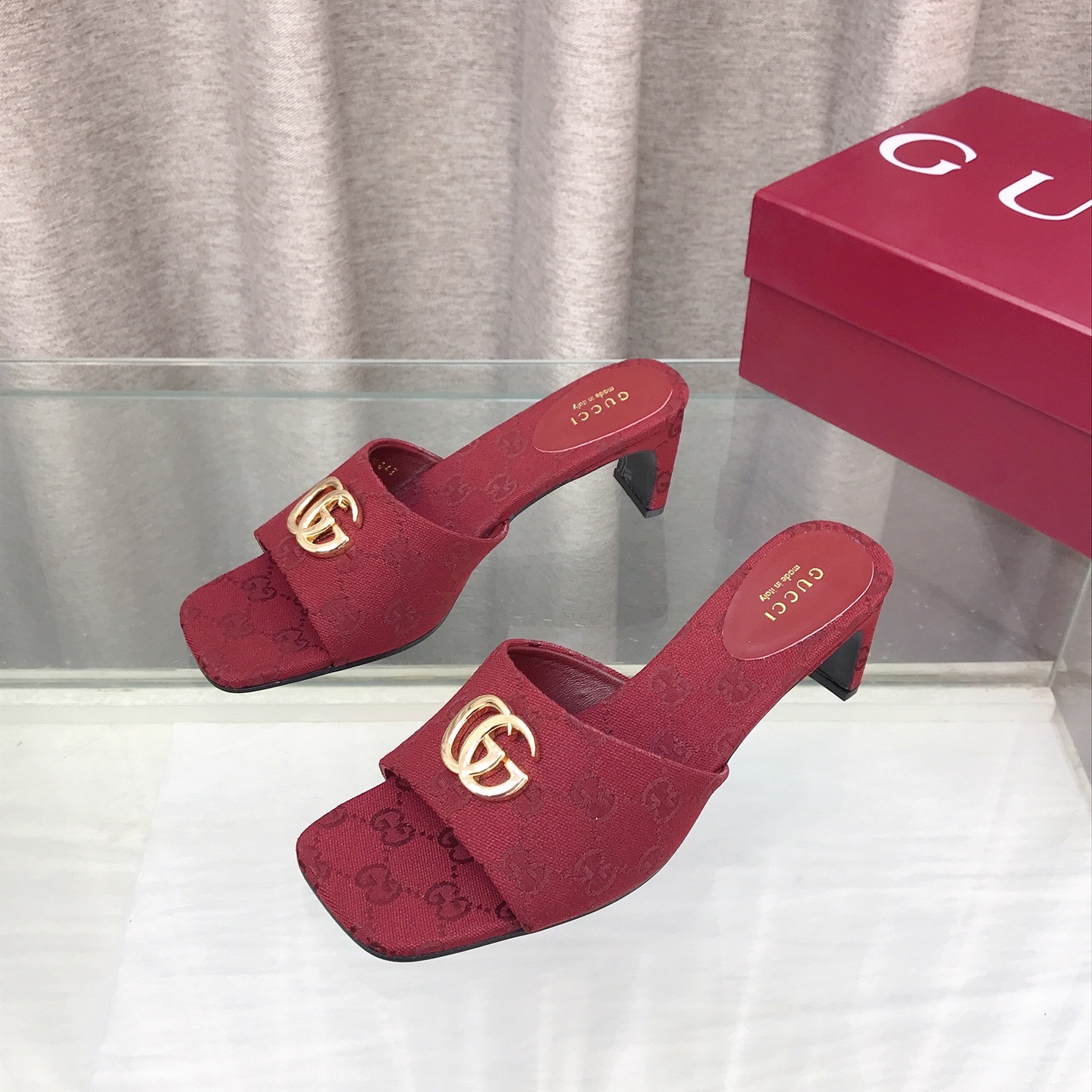 NO:817282,Gucci Gucci's new double G slippers. Purchase the original version and buy a 1:1 top-quality replica!  The material is consistent with the Y version, quite textured, and can be compared with ZG without any difference [let me see] Fabric imported sheepskin Lining: imported sheepskin lining Outsole Genuine leather outsole Heel height 6cm Size number: 35-39 (40 41 42 can be customized and non-returnable), slippers, gucci, gucci, slippers, sheepskin, Leather soles19860909Gucci 古驰新品双G拖鞋 原版购入1:1顶级复刻！材质和Y版一致,相当有质感,可以对比ZG无差距[让我看看] 面料进口羊皮 内里: 进口羊皮里 大底真皮大底 跟高6cm 码数: 35-39（40 41 42可订做不退换）,拖鞋,gucci,gucci,slippers,sheepskin,Leather soles,Women's Shoes