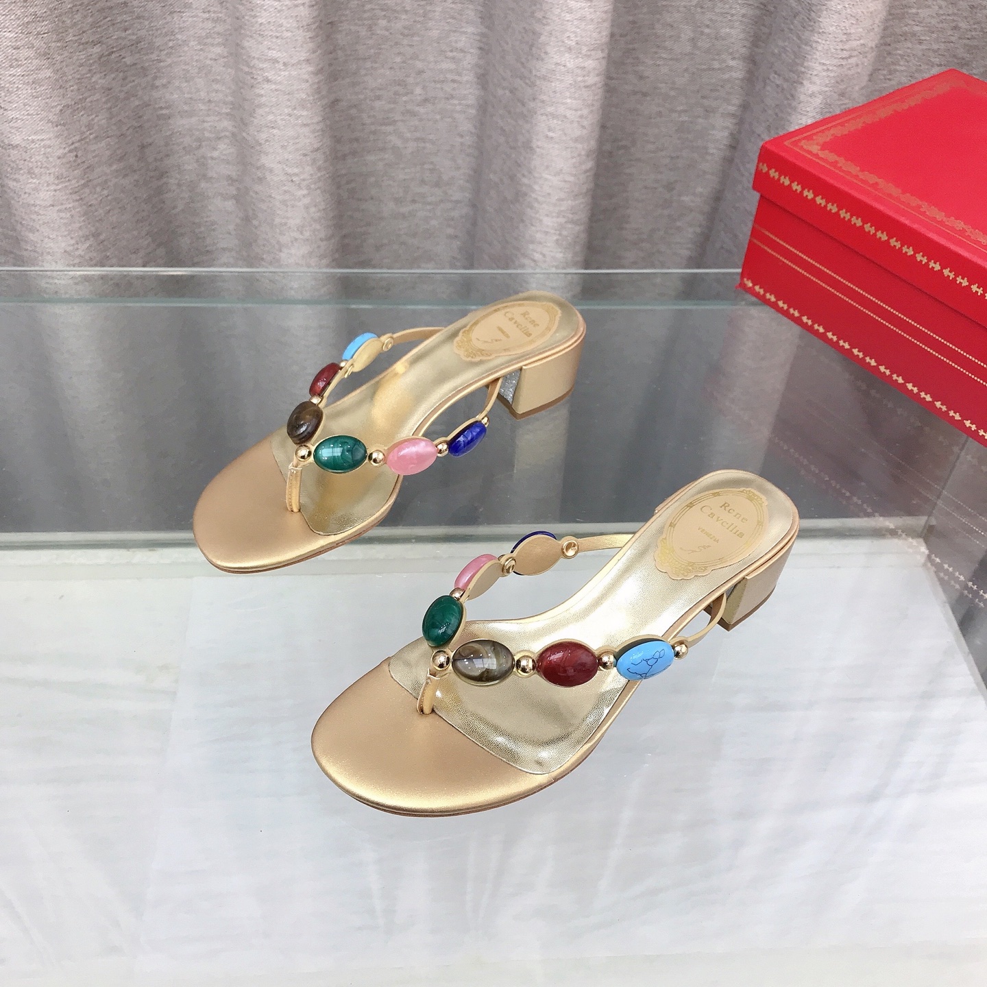 NO:817286,Rene Caovilla 2026 new style fashionable and versatile rhinestone sandals with thick heels. This style is made of pearlescent sheepskin, with an original silver-colored genuine leather outsole. It is matched with a 4.5cm heel extension ratio to show the ultimate leg line, exuding a woman’s unique and delicate curves and steps~ Size 35~39 (34, 40, 41 are custom-made and non-refundable), slippers, rene caovilla, slippers, sheepskin, Leather soles19860909Rene Caovilla 2026新款 时尚百搭水钻带粗跟凉拖 此款采用珠光羊皮里,原版一致闪银真皮大底,搭配4.5cm鞋跟延伸比例展现极致腿部线条,散发出女人独特细腻的曲线与步伐～ 码数35～39（34、40、41定做不退换）,拖鞋,rene caovilla,slippers,sheepskin,Leather soles,Women's Shoes