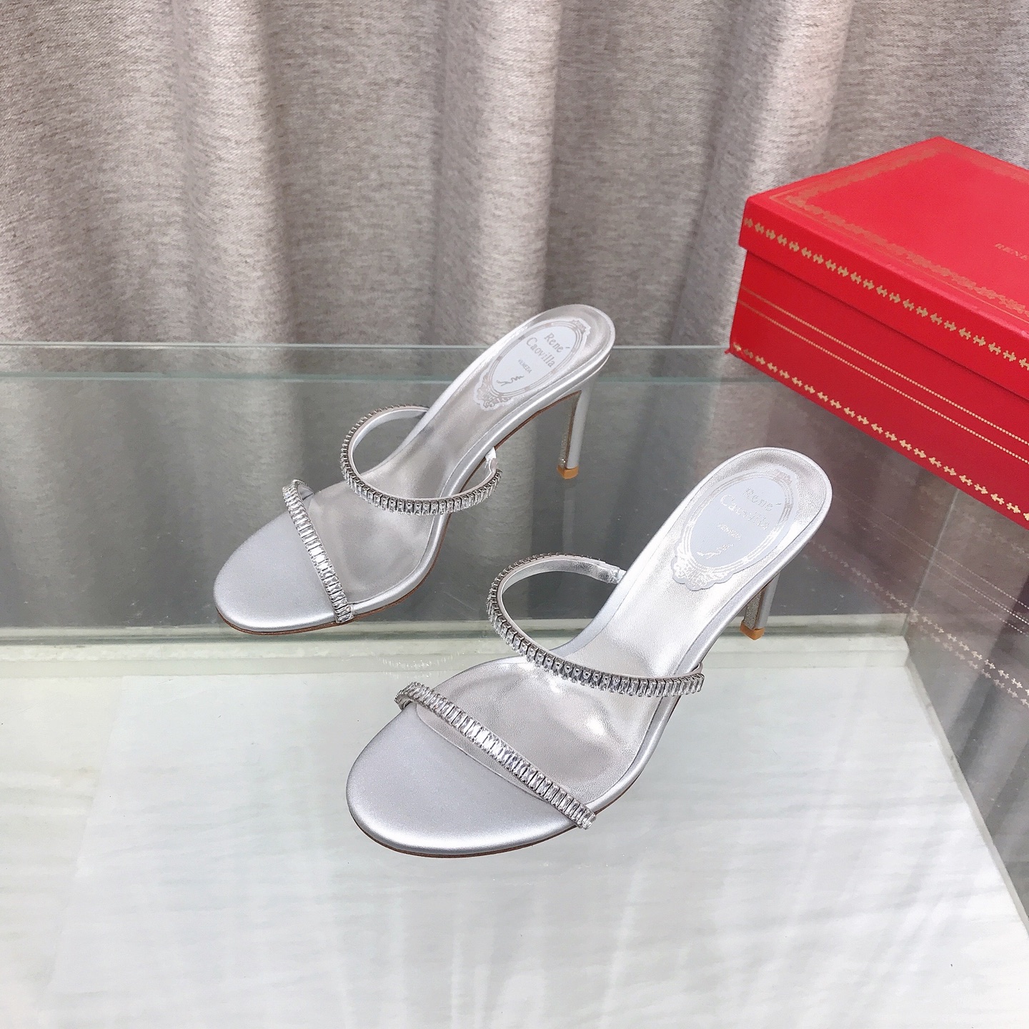 NO:817289,Rene Caovilla 2026 new style fashionable and versatile rhinestone high-heeled sandals. This style is made of pearlescent sheepskin, with an original silver-colored genuine leather outsole. It is matched with an 8.5cm heel extension ratio to show the ultimate leg line, exuding a woman’s unique and delicate curves and steps~ Size 35~39 (34, 40, 41 are custom-made and non-refundable), slippers, rene caovilla, slippers, sheepskin, Leather soles19860909Rene Caovilla 2026新款 时尚百搭水钻带高跟凉拖 此款采用珠光羊皮里,原版一致闪银真皮大底,搭配8.5cm鞋跟延伸比例展现极致腿部线条,散发出女人独特细腻的曲线与步伐～ 码数35～39（34、40、41定做不退换）,拖鞋,rene caovilla,slippers,sheepskin,Leather soles,Women's Shoes
