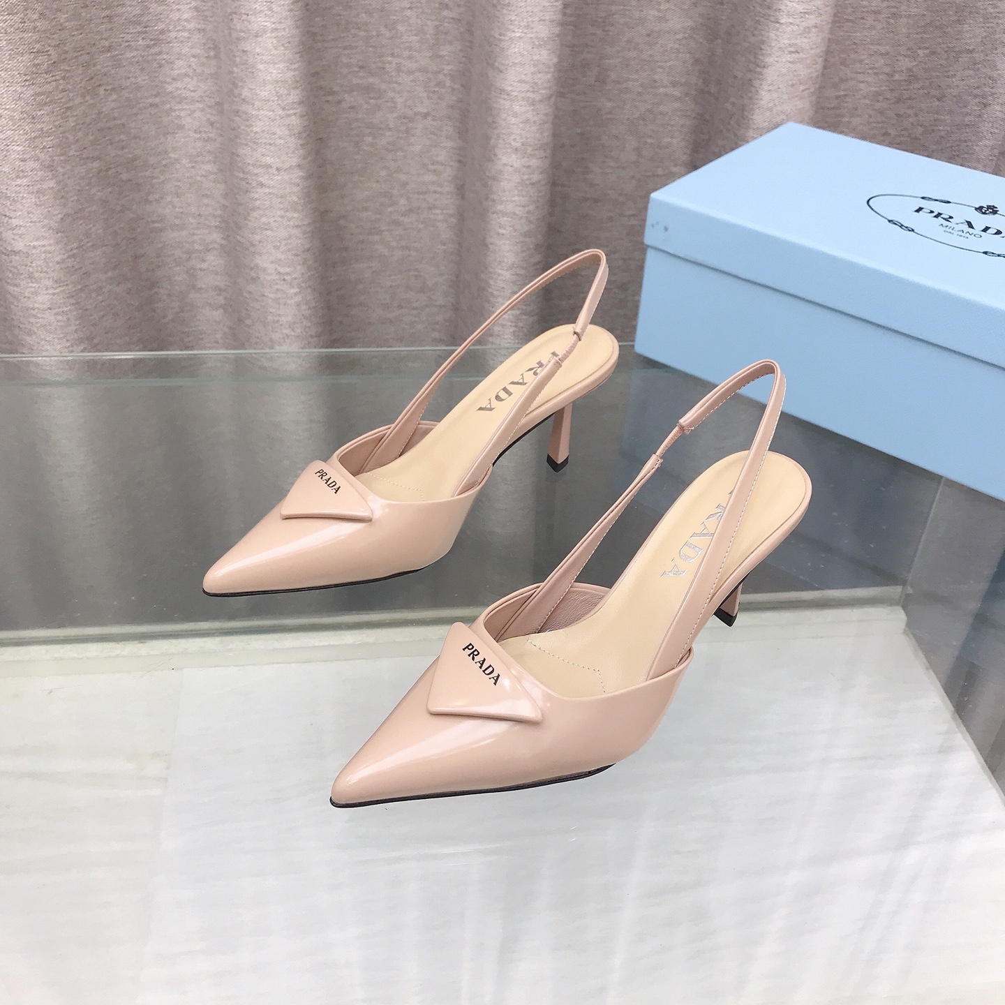 NO:817190,Prada Glossy Leather Back Strap Pointed Pumps These pumps are crafted from glossy leather for a sophisticated, feminine elegance. Glossy leather is Prada's signature material and has traditionally been used in the creation of luxurious footwear. The triangle logo returns as lightly lined leather details, inspiring the geometric lines of the heel and giving the silhouette a modernist feel. Beaded upper, screen-printed leather triangle logo, leather outsole, metal lettering logo on the leather sole  Heel height 7.5cm, painted heels, size 34-42 (34.40.41.42 customized), high heels, prada, prada, high heels, Leather soles19860909Prada普拉达亮面皮革后饰带尖头高跟鞋 这款高跟鞋采用亮面皮革打造,呈现精致柔美的优雅之感.亮面皮革是Prada的标志性材质,传统上惯用于华美鞋履的制作.三角形徽标回归,化身为微衬的皮革细节,启发鞋跟几何线条的设计灵感,赋予廓形以现代主义格调. 鞋面开边珠,丝网印刷皮革三角形徽标 大底真皮大底,金属刻字徽标装饰皮革鞋底 跟高7.5cm涂漆鞋跟 码数34-42（34.40.41.42定做）,高跟鞋,prada,prada,high heels,Leather soles,Women's Shoes