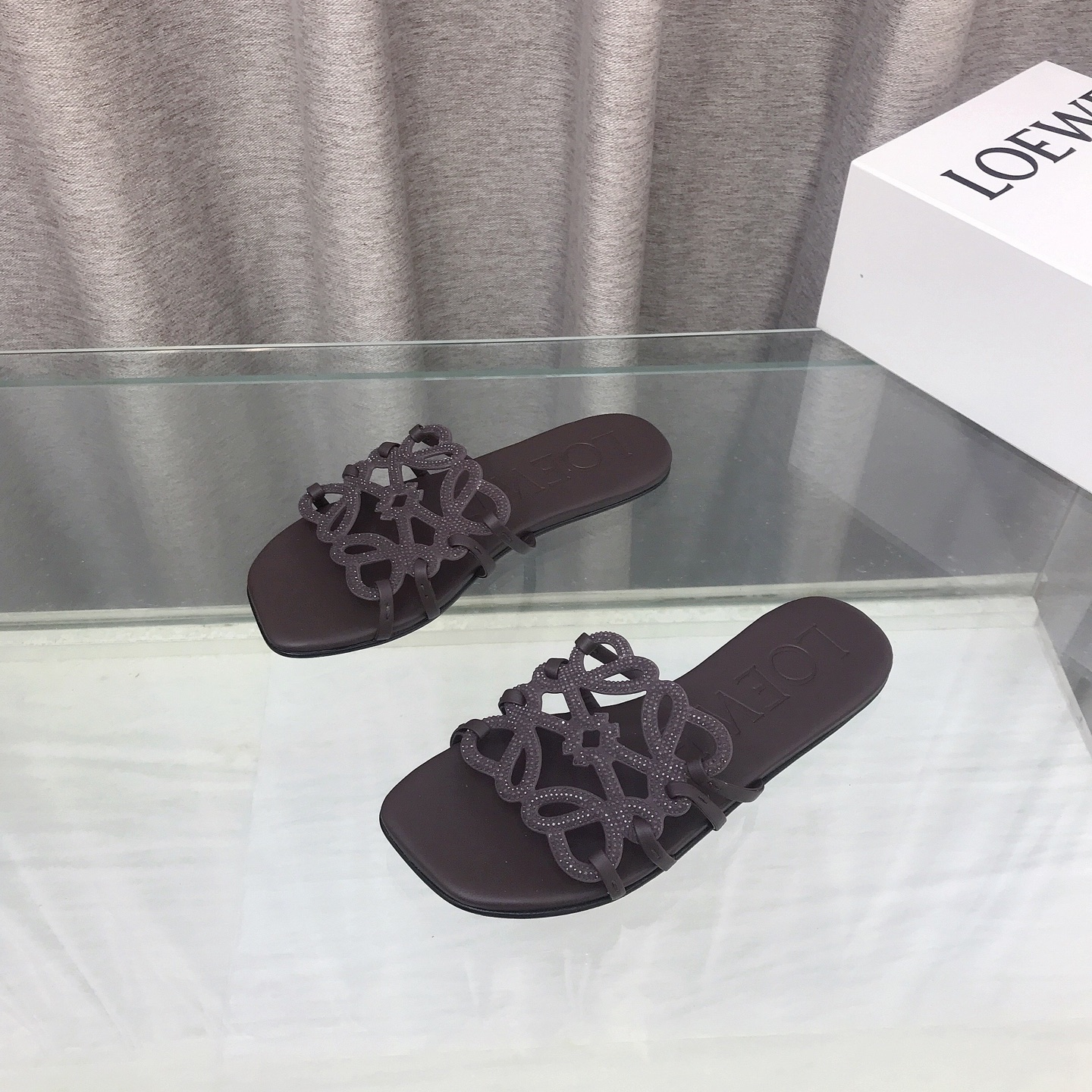 NO:817194,The latest LOEWE 26 SS summer limited edition hollow slippers, with thousands of diamonds, full of luxury!  It’s really beautiful on your feet!  !  !  Highly recommended, super lazy drag, the same style as that of celebrity bloggers!  Fabric imported sheepskin, lining imported sheepskin, high heels, flat sole, leather injection molded dyed sole, number 35-43 (customized 40 41 42 43), high heels, loewe, loewe, high heels, slippers, sheepskin19860909最新罗意威LOEWE 26 SS夏季限定镂空拖鞋,加上万颗钻石,满满的奢侈感！上脚真的太美了！！！强烈推荐,超级懒人拖,明星博主同款！ 面料进口羊皮 内里进口羊皮 跟高平底 大底真皮注塑透染底 数码35-43（40 41 42 43定做）,高跟鞋,loewe,loewe,high heels,slippers,sheepskin,Women's Shoes