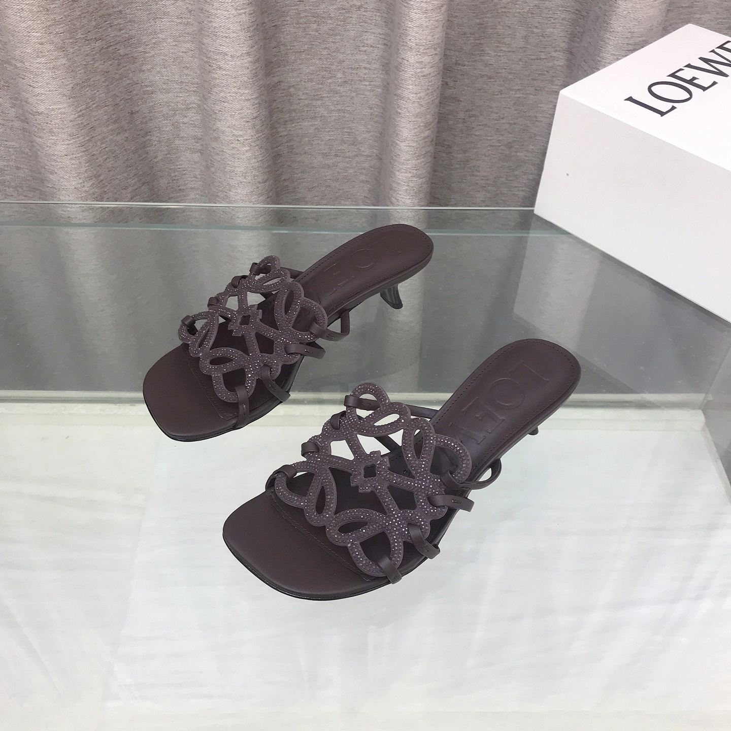 NO:817200,The latest LOEWE 26 SS summer limited edition hollow slippers, with thousands of diamonds, full of luxury!  It’s really beautiful on your feet!  !  !  Highly recommended, super lazy drag, the same style as that of celebrity bloggers!  Fabric imported sheepskin, lining imported sheepskin, heel height 4.5cm, outsole genuine leather injection dyed bottom, number 35-43 (customized 40 41 42 43), high heels, loewe, loewe, high heels, slippers, sheepskin19860909最新罗意威LOEWE 26 SS夏季限定镂空拖鞋,加上万颗钻石,满满的奢侈感！上脚真的太美了！！！强烈推荐,超级懒人拖,明星博主同款！ 面料进口羊皮 内里进口羊皮 跟高4.5cm 大底真皮注塑透染底 数码35-43（40 41 42 43定做）,高跟鞋,loewe,loewe,high heels,slippers,sheepskin,Women's Shoes