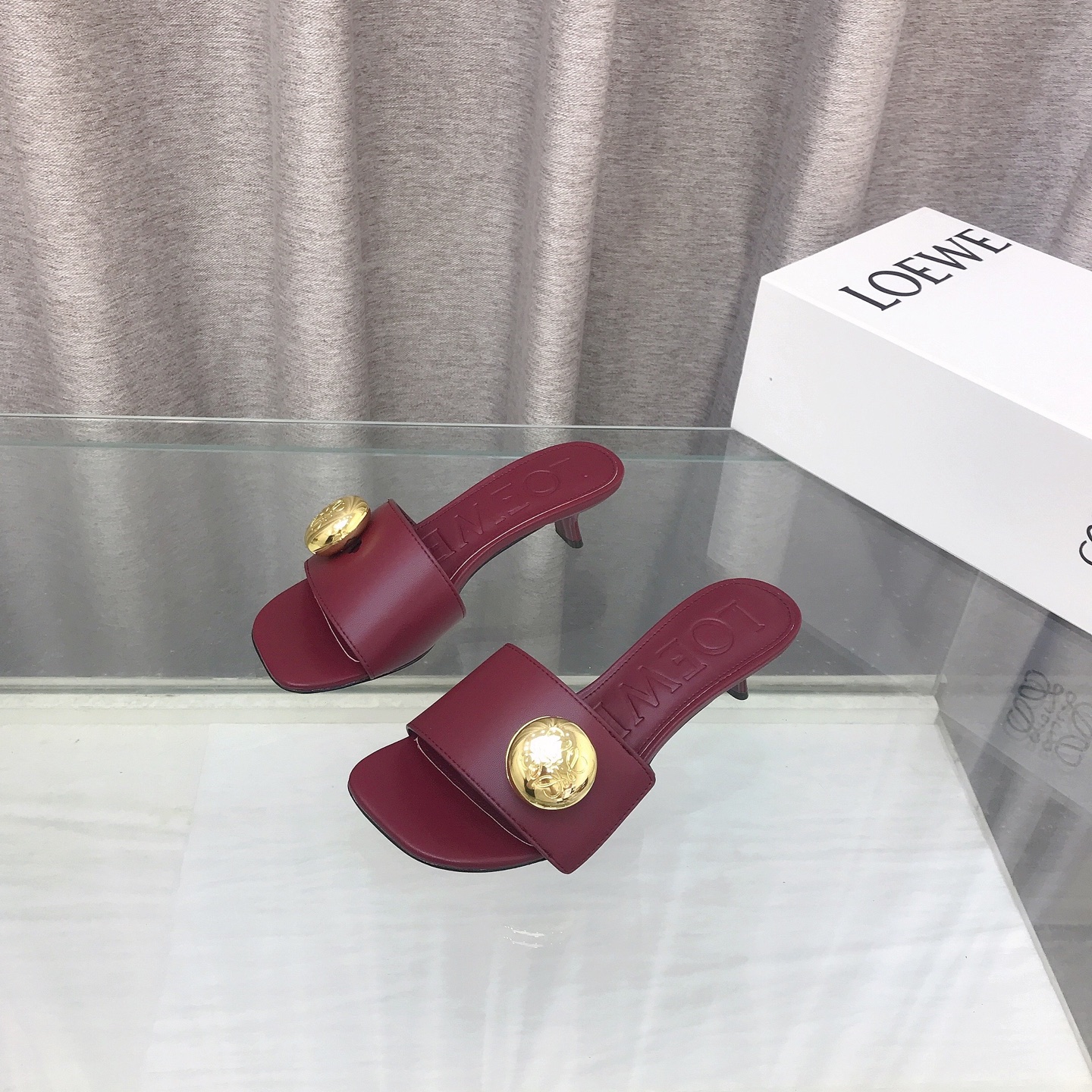NO:817206,The latest 2026 LOEWE summer limited slippers, with unique gold-plated buckles and laser-engraved logo on the buckles!  It’s really beautiful on your feet!  !  !  Super lazy mop, the same style worn by celebrity bloggers!  Fabric imported calfskin, lining imported sheepskin, heel height 4.5cm, outsole genuine leather injection dyed bottom, number 35-43 (customized 40 41 42 43), high heels, loewe, loewe, high heels, slippers, cowhide, sheepskin, gold plating198609092026最新罗意威LOEWE 夏季限定拖鞋,标致性的镀金扣,扣子上面激光雕刻的 Logo！上脚真的太美了！！！超级懒人拖,明星博主同款！ 面料进口小牛皮 里料进口羊皮 跟高4.5cm 大底真皮注塑透染底 数码35-43（40 41 42 43定做）,高跟鞋,loewe,loewe,high heels,slippers,cowhide,sheepskin,gold plating,Women's Shoes