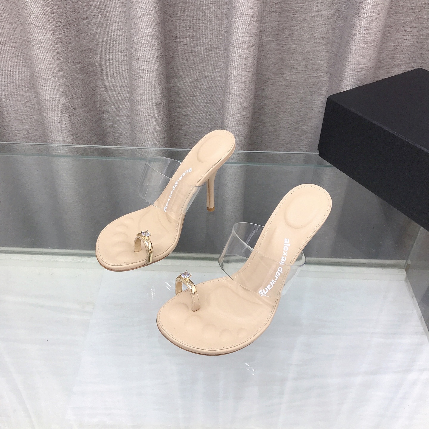 NO:817212,Alexander Wang·Alexander Wang 2026 spring and summer new open-toe high heels, upper transparent film, foot pads, imported satin/cowhide, heel height 10cm, outsole, genuine leather outsole imported from Italy, size 35~39 (34, 40, 41, 42, 43 are customized and non-returnable), high heels, alexander wang, high heels, cowhide, silk fabric, Leather soles19860909Alexander Wang·亚历山大王 2026春夏新款露趾高跟鞋 鞋面透明胶片 垫脚进口绸缎/牛皮 跟高10cm 大底意大利进口真皮大底 码数35～39（34、40、41、42、43定做不退换）,高跟鞋,alexander wang,high heels,cowhide,silk fabric,Leather soles,Women's Shoes