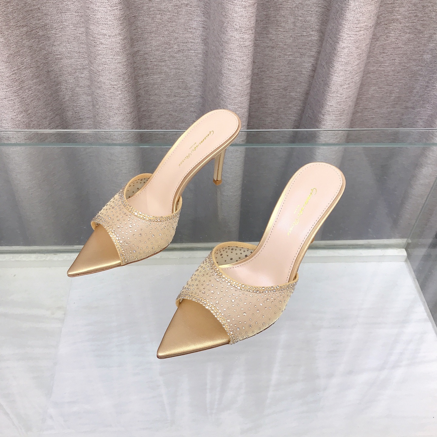 NO:817216,Gianvito Rossi Sejo Rossi 2026 early spring new jelly color rhinestone women's shoes GR letter logo high heel pointed fish mouth open toe sandals Material upper imported environmentally friendly and breathable technology mesh inlaid with hot Australian rhinestones Foot pads pearlescent sheepskin outsole Genuine leather outsole Heel height 8.5cm Size35-41 (40.41 customized non-returnable), high heels, high heels, slippers, sheepskin, Leather soles19860909Gianvito Rossi 塞乔.罗茜2026早春新款果冻色水钻女鞋 GR字母logo高跟尖头鱼嘴露趾凉拖鞋 材质鞋面进口环保透气科技网面镶烫澳洲水钻 垫脚珠光羊皮 大底真皮大底 跟高8.5cm Size35-41(40.41定做不退换）,高跟鞋,high heels,slippers,sheepskin,Leather soles,Women's Shoes